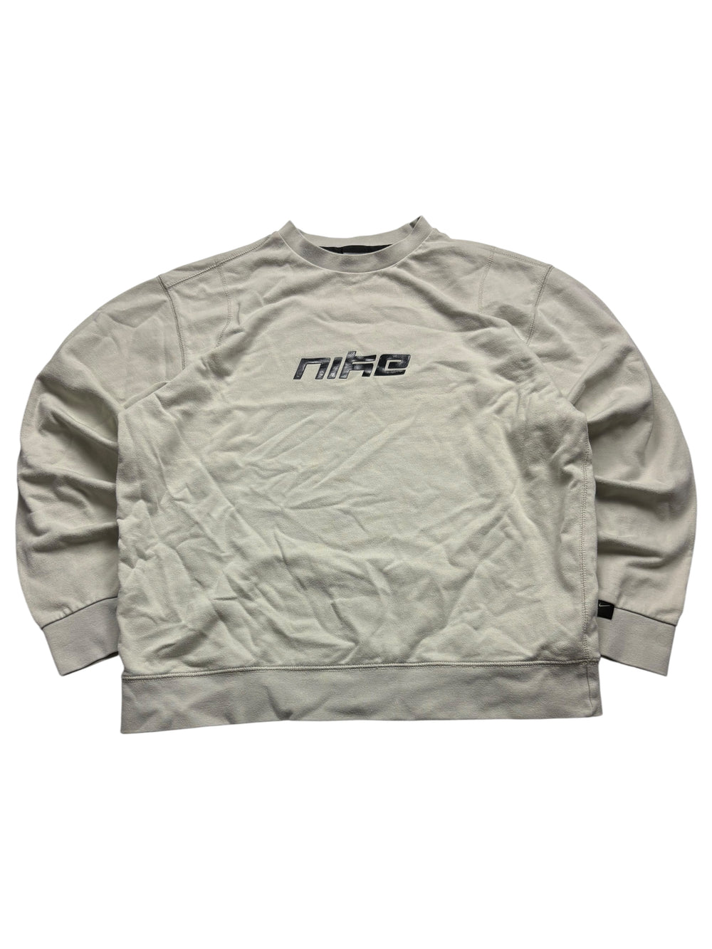 Hellgrauer Nike Vintage Sweater mit großem schwarzem Nike Spellout auf der Brust