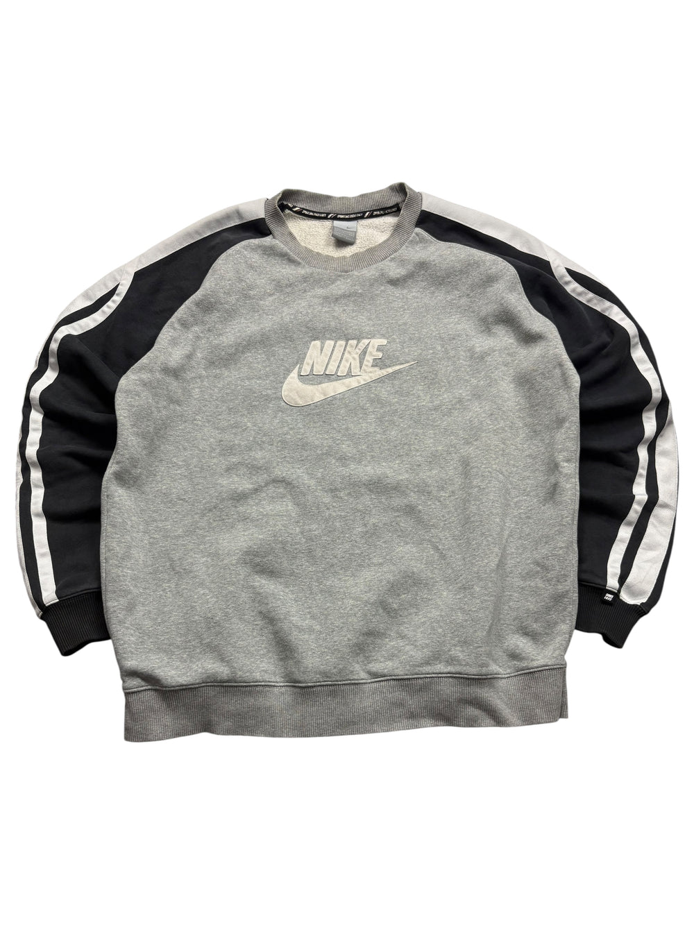 Grauer Nike Sporting Excellence Vintage Sweater mit großem weißem Nike Swoosh Logo und gestreiften Ärmeln