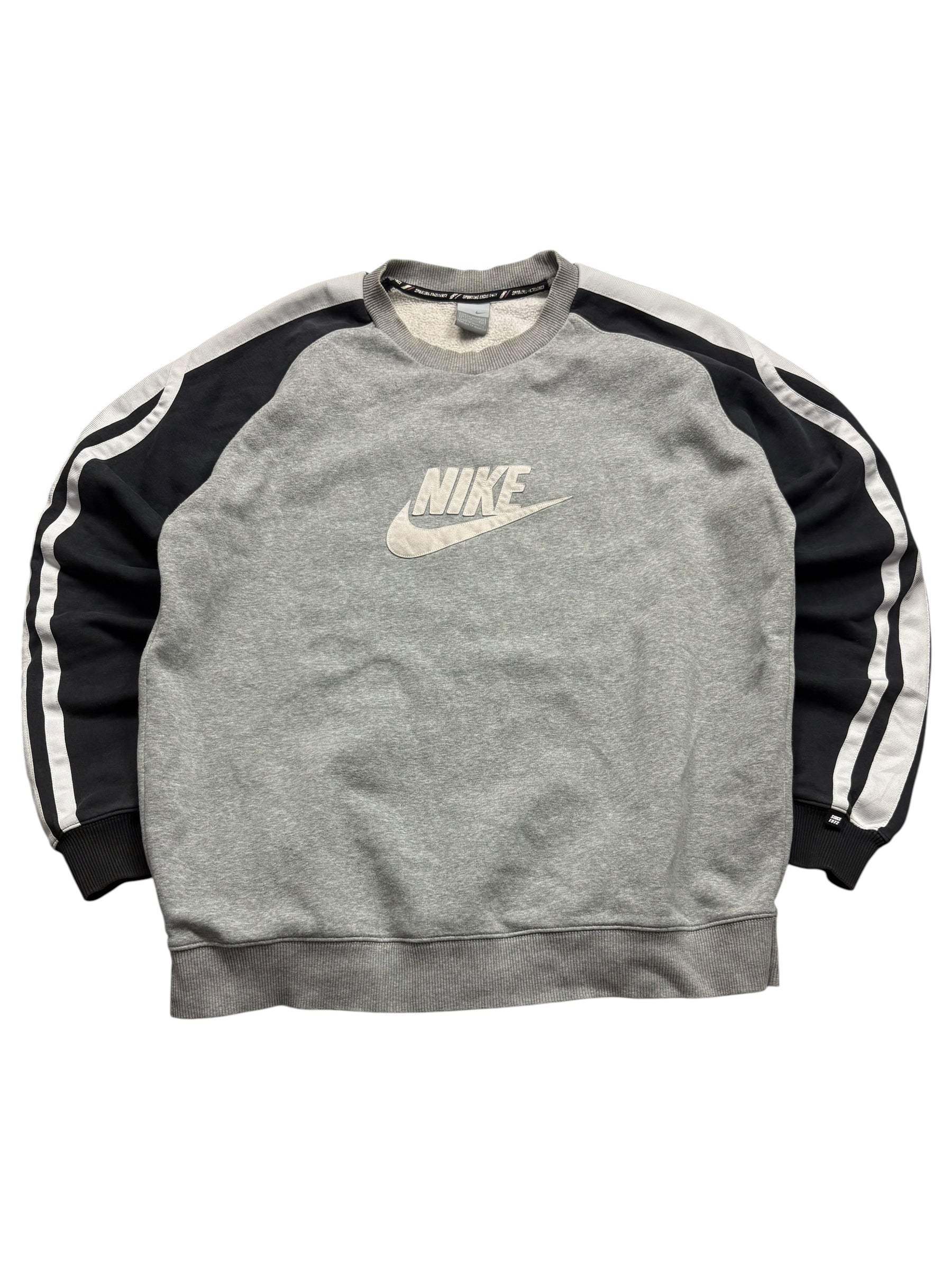 Grauer Nike Sporting Excellence Vintage Sweater mit großem weißem Nike Swoosh Logo und gestreiften Ärmeln