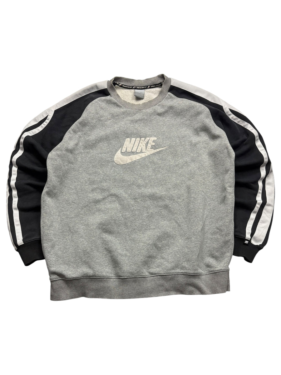 Grauer Nike Sporting Excellence Vintage Sweater mit großem weißem Nike Swoosh Logo und gestreiften Ärmeln