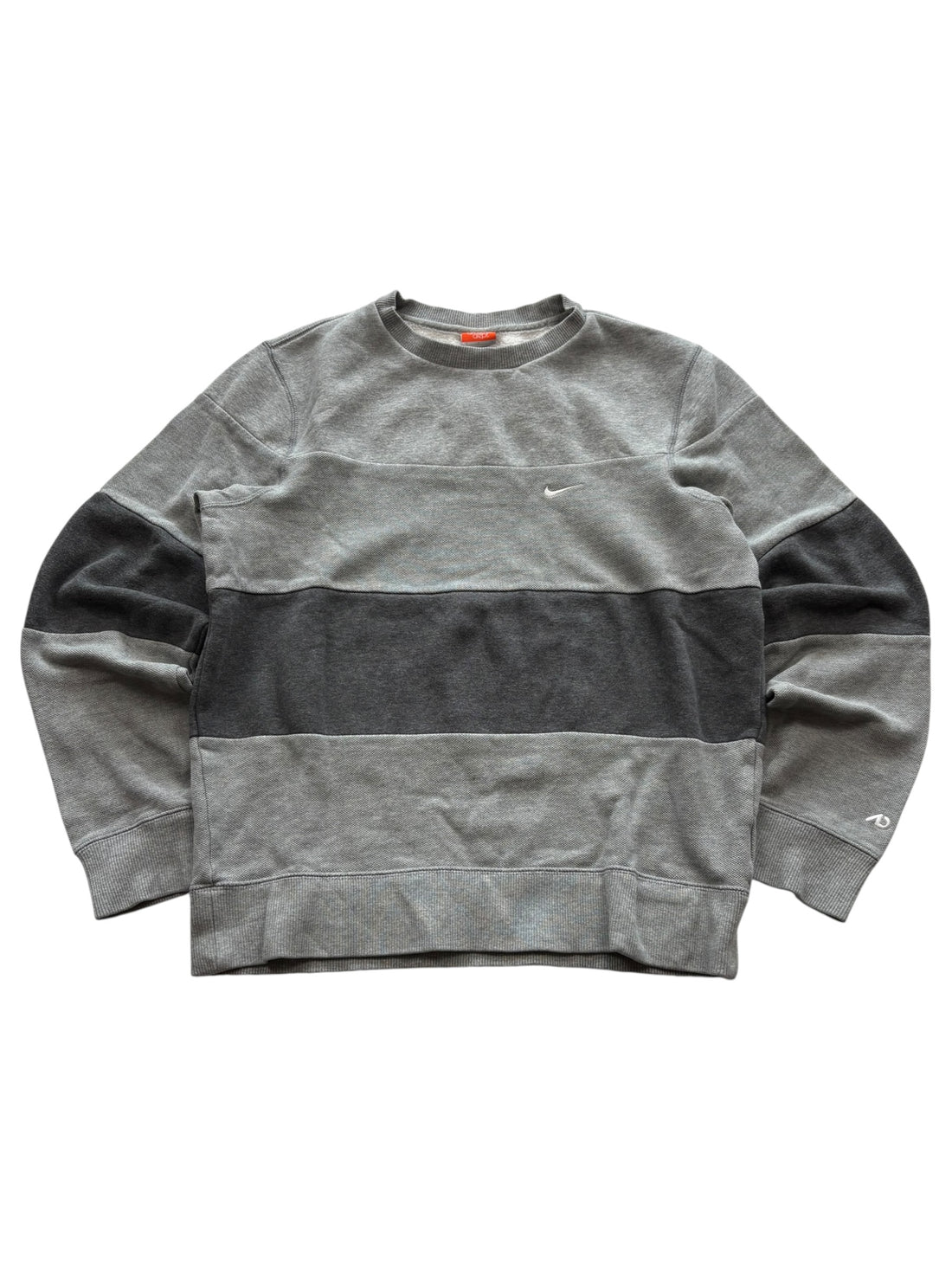 Nike Athletic Dept Sweater Grau/Anthrazit – Frontansicht mit Brustpanel und Mini Swoosh
