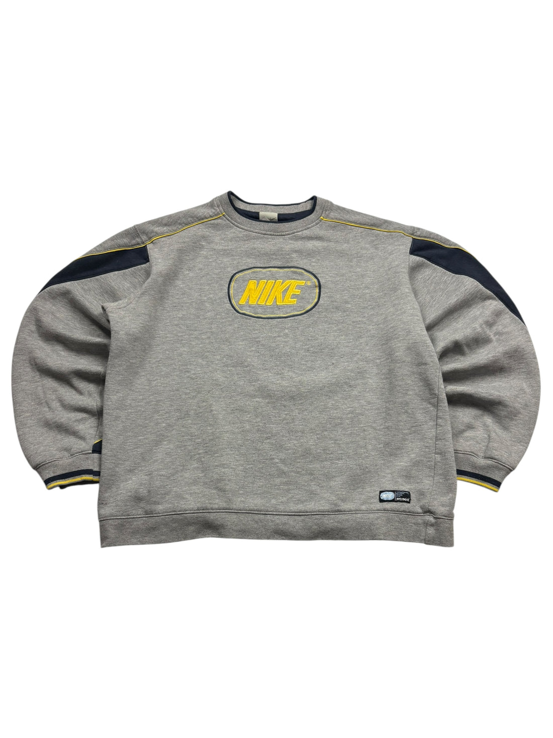 Nike Sweater Grau/Navy Größe M – Frontansicht mit gelbem Oval-Logo und navyfarbenen Schultereinsätzen