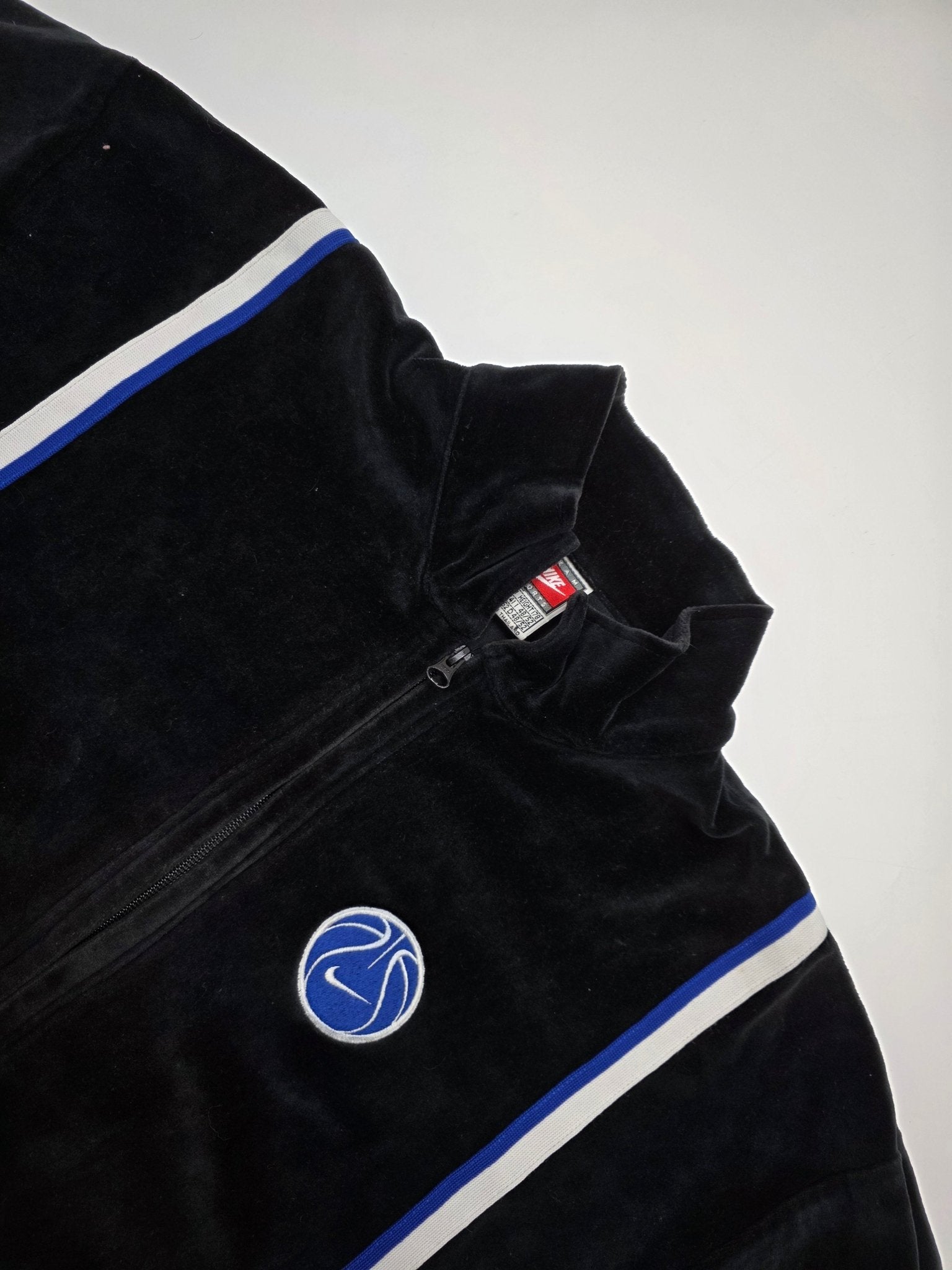 Runder Nike Basketball Brustpatch und Stehkragen am schwarzen Vintage Zip Shirt