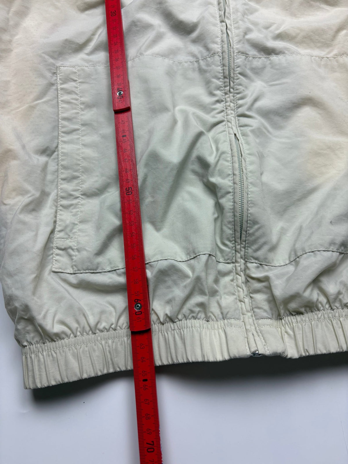 Nike Logo Patch Vintage Trackjacket in Beige – Messfoto mit Maßstab