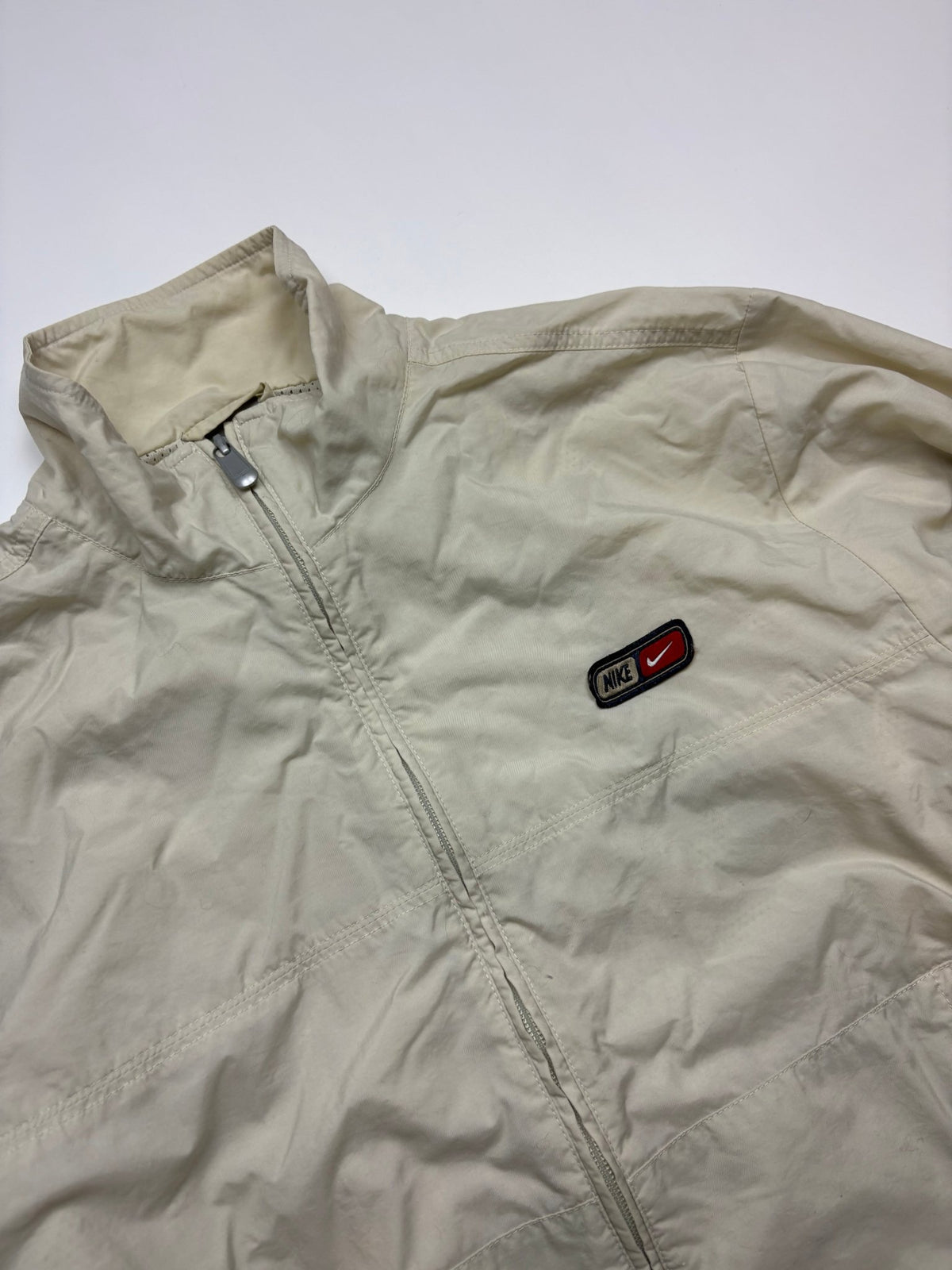Nike Logo Patch Vintage Trackjacket in Beige – Logo im Detail