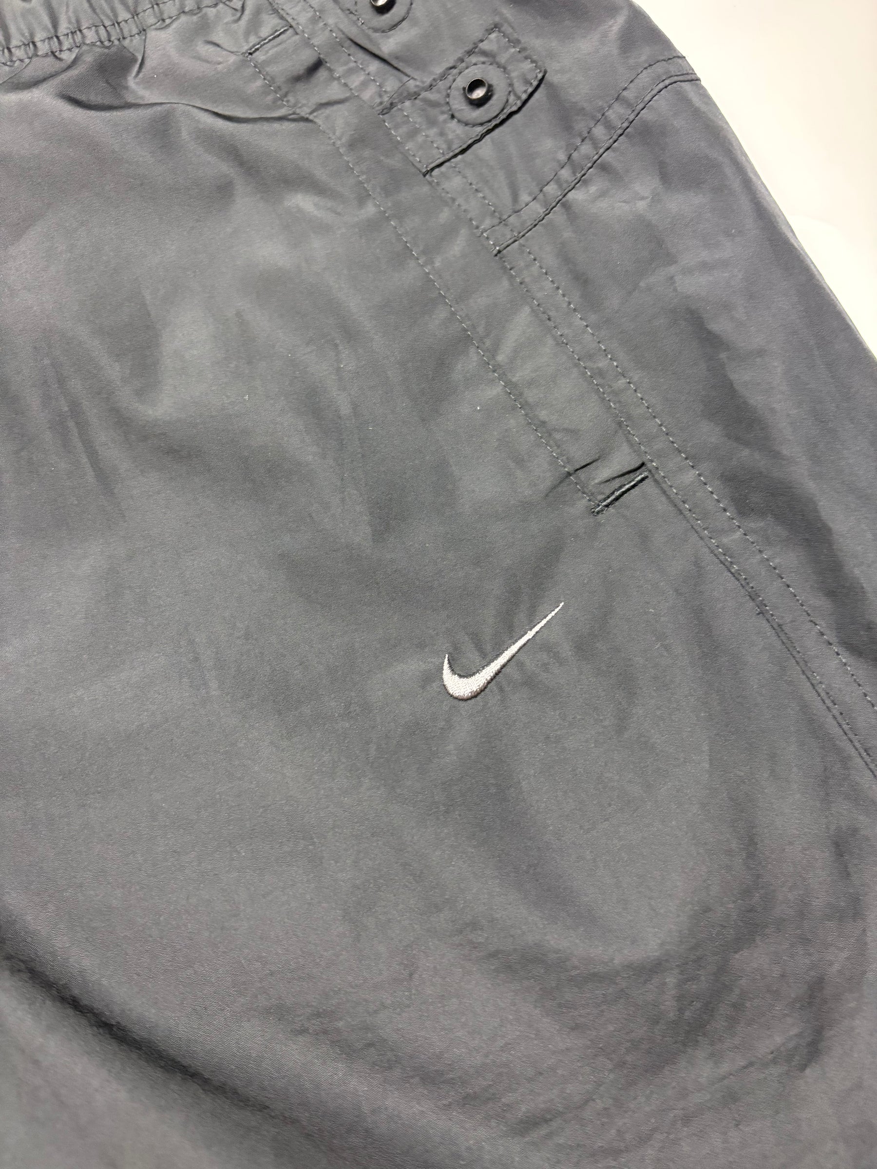 Gestickter Mini Swoosh auf dunkelgrauer Nike Vintage Trackpants