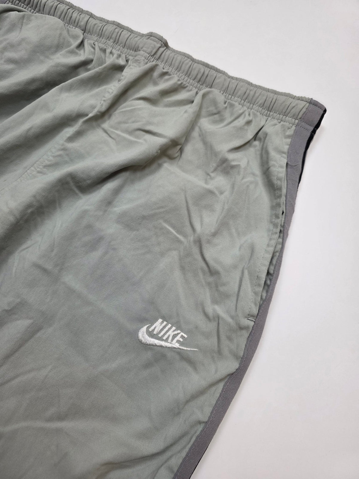 nike-trackpants-olivgruen-logo-side-stripes-detail