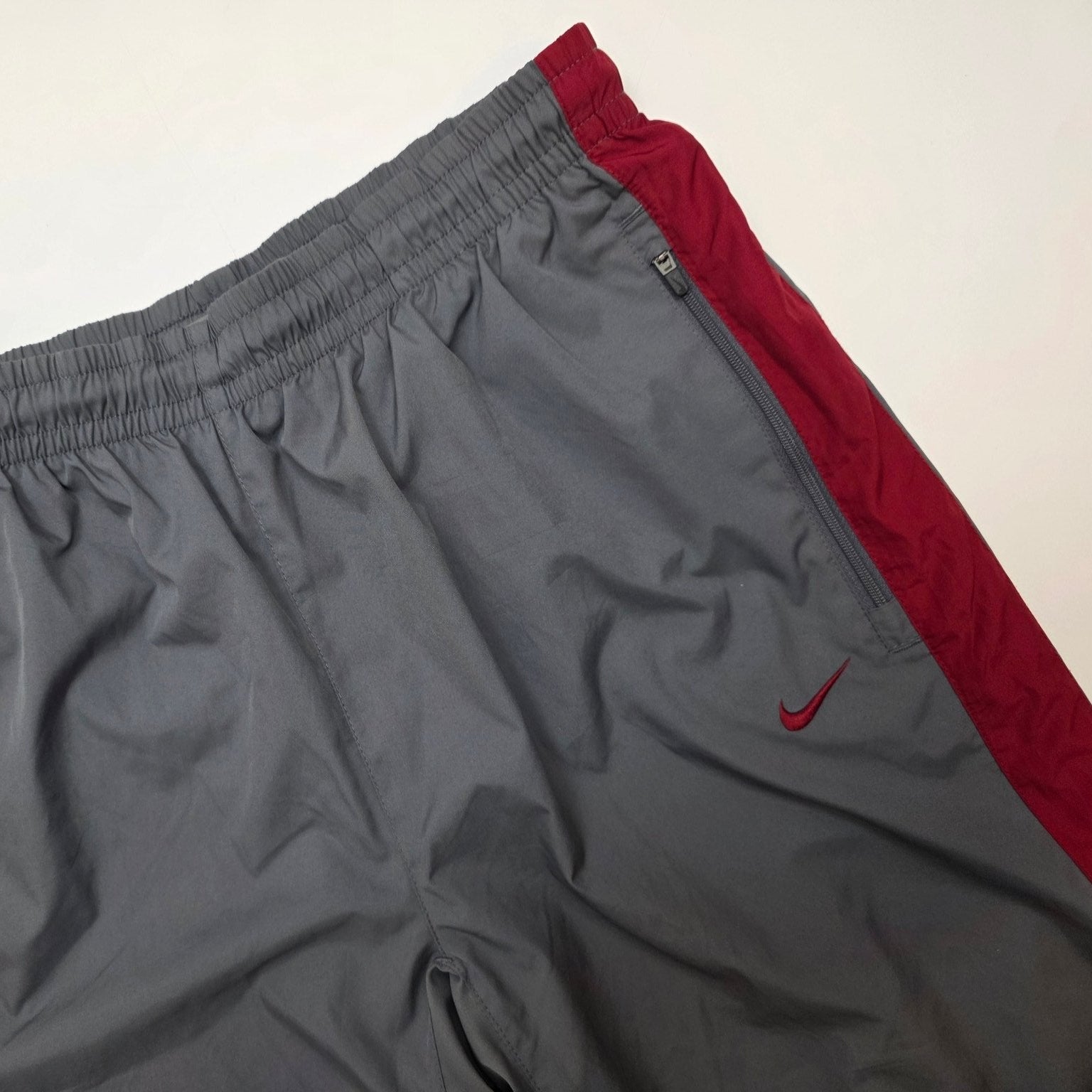 Roter Swoosh auf grauer Nike Vintage Trackpants