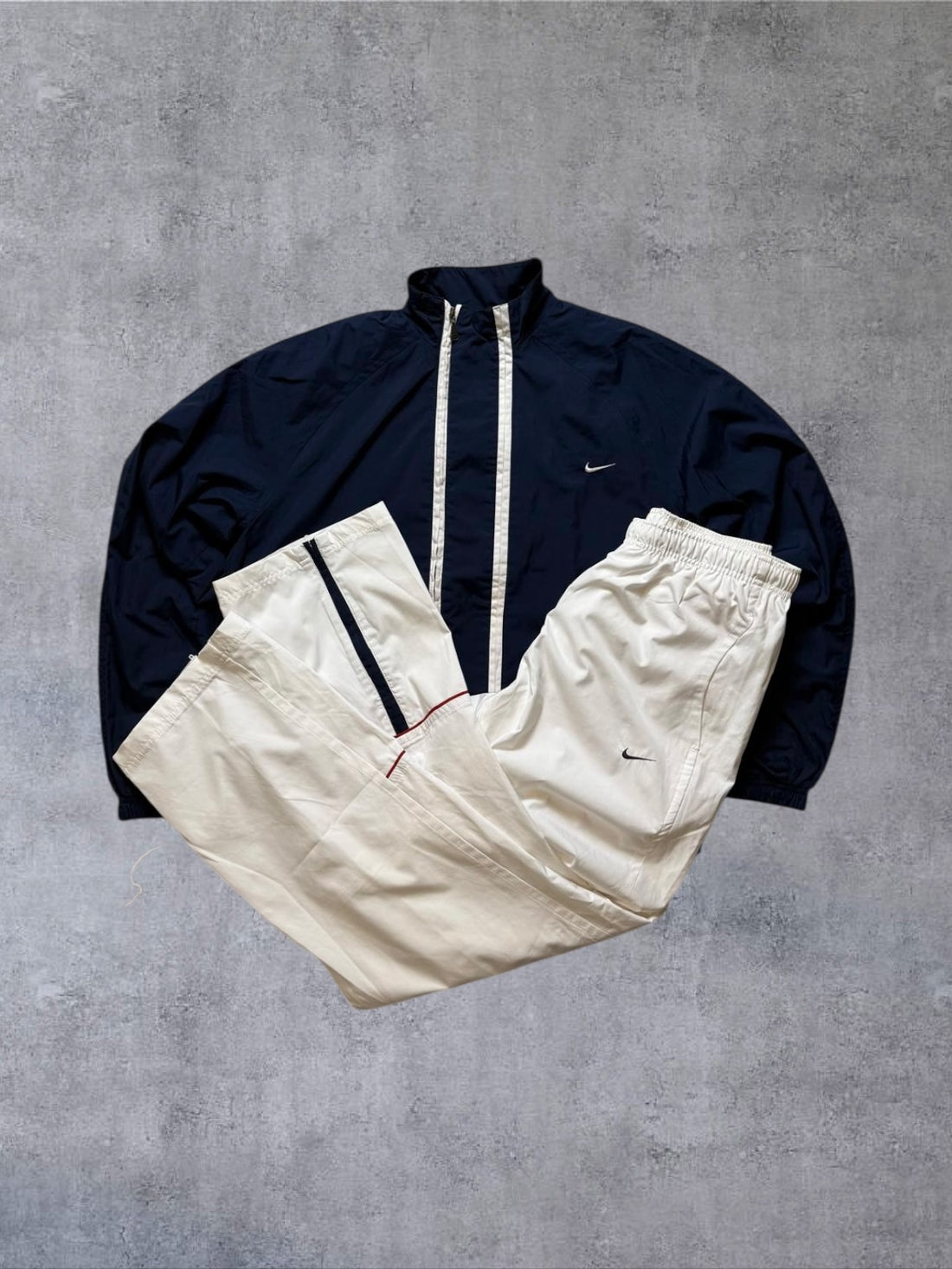 Nike Trainingsanzug Set in Navy mit beigefarbener Hose (Jacke und Hose)