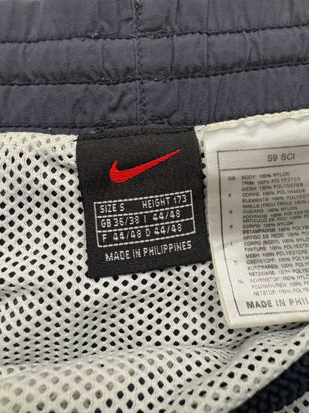 Mini Swoosh Detail auf schwarzer Nike Vintage Shorts