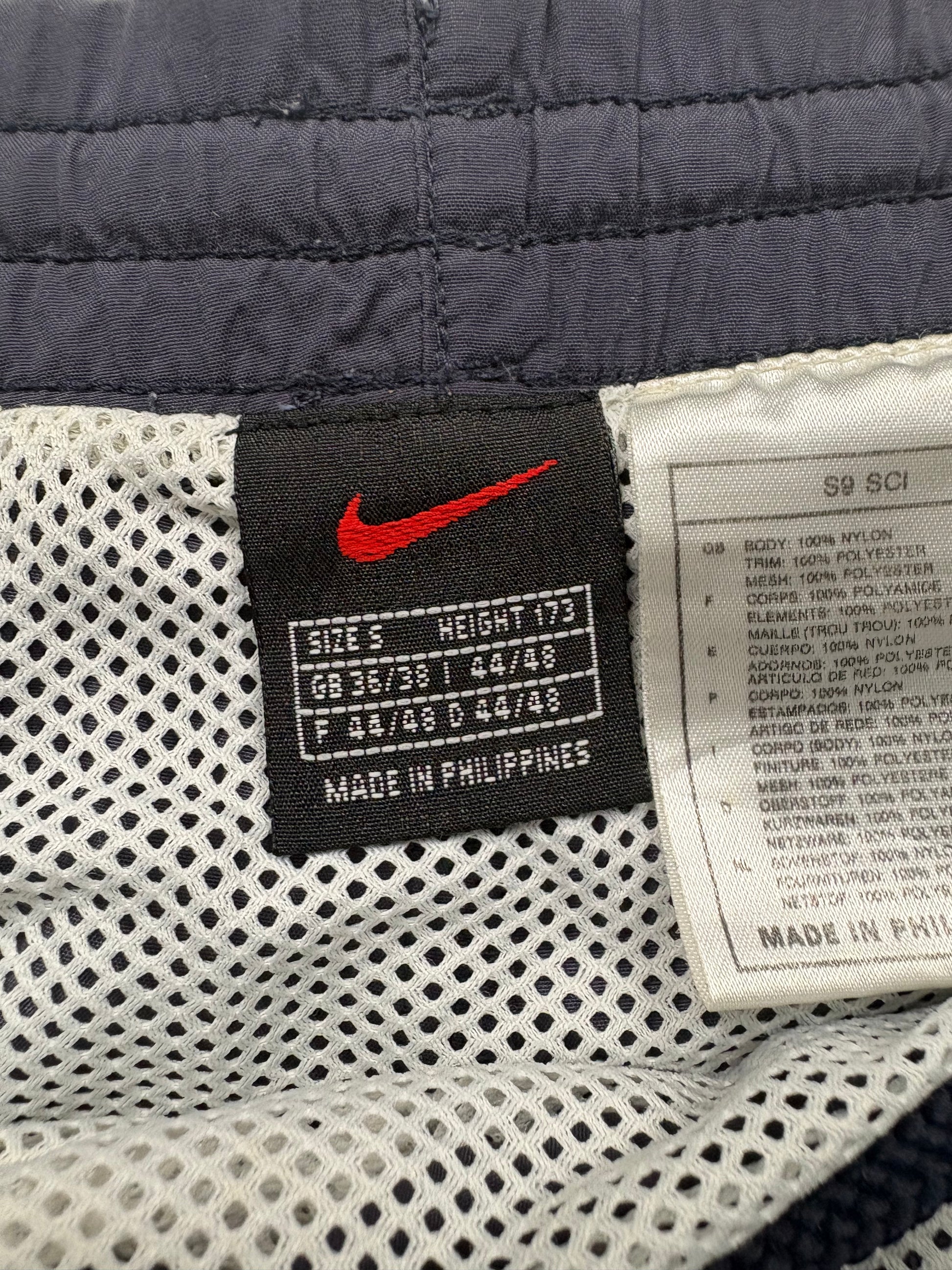 Mini Swoosh Detail auf schwarzer Nike Vintage Shorts