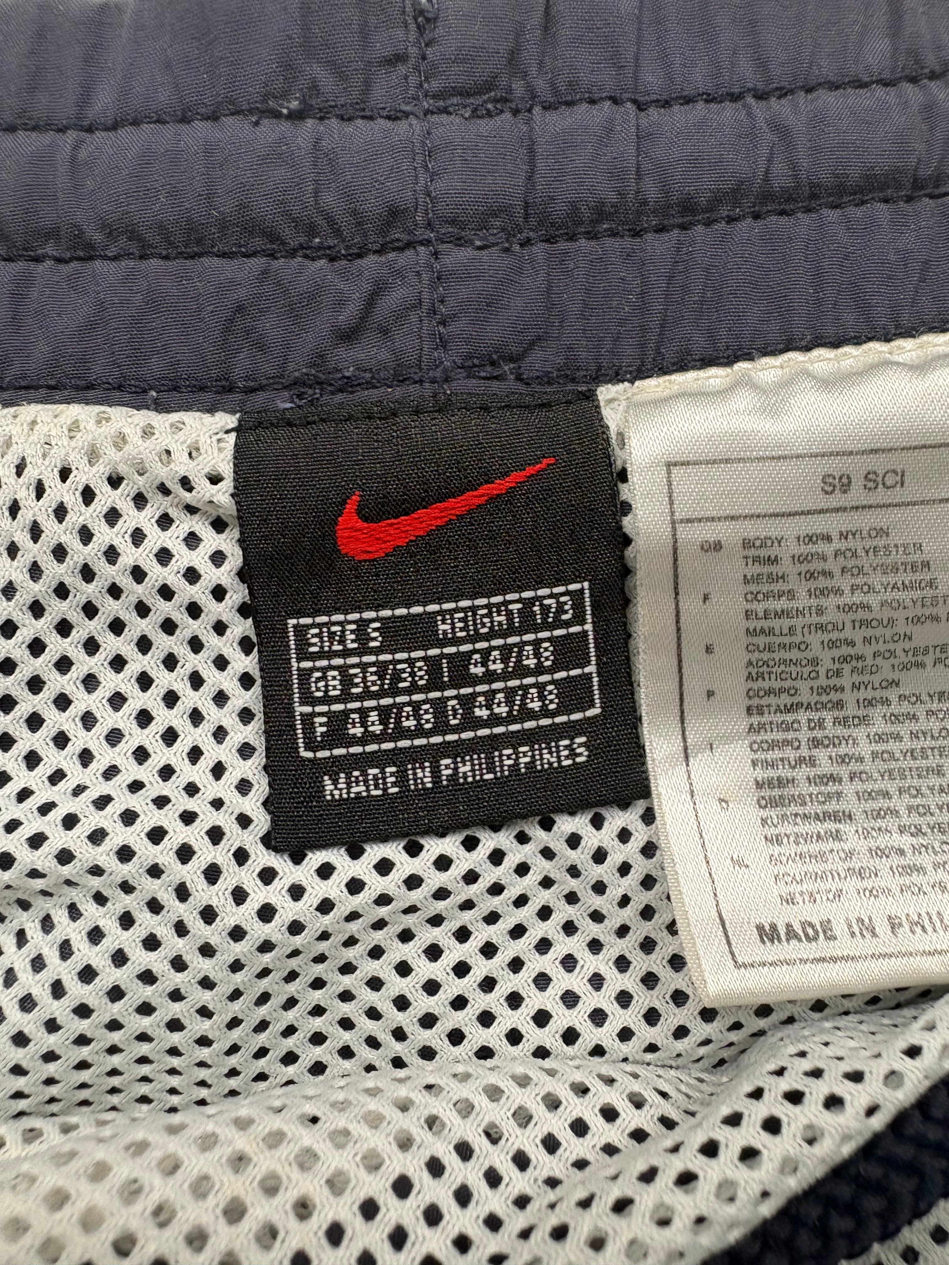 Mini Swoosh Detail auf schwarzer Nike Vintage Shorts