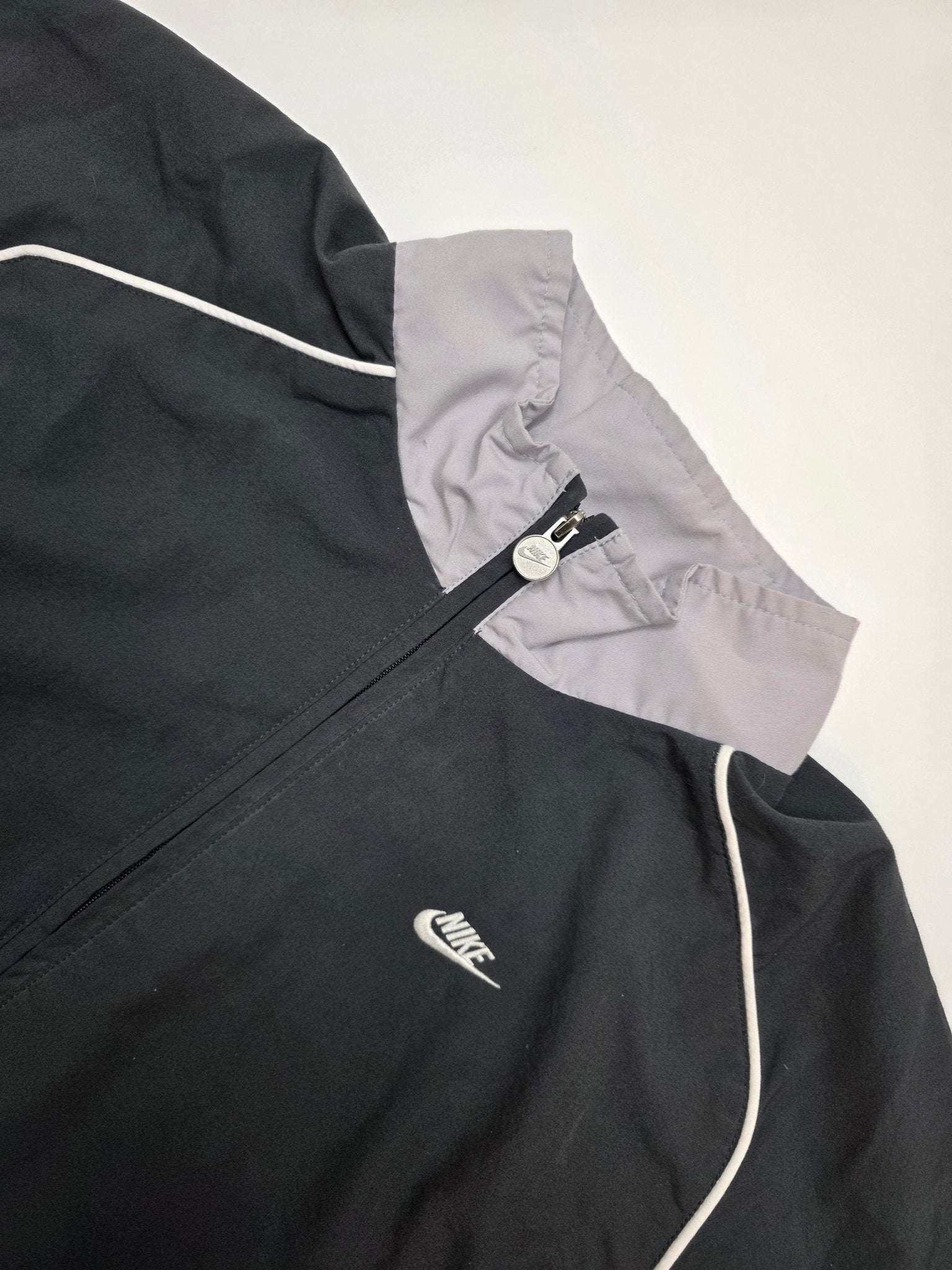Nike White Piping Vintage Trackjacket – Schwarz/Grau (M) - PKeyVintage