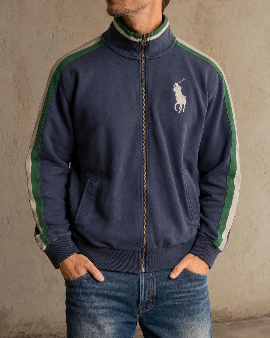 KI-generiertes Tragebeispiel der Polo Ralph Lauren Trackjacket in Navy