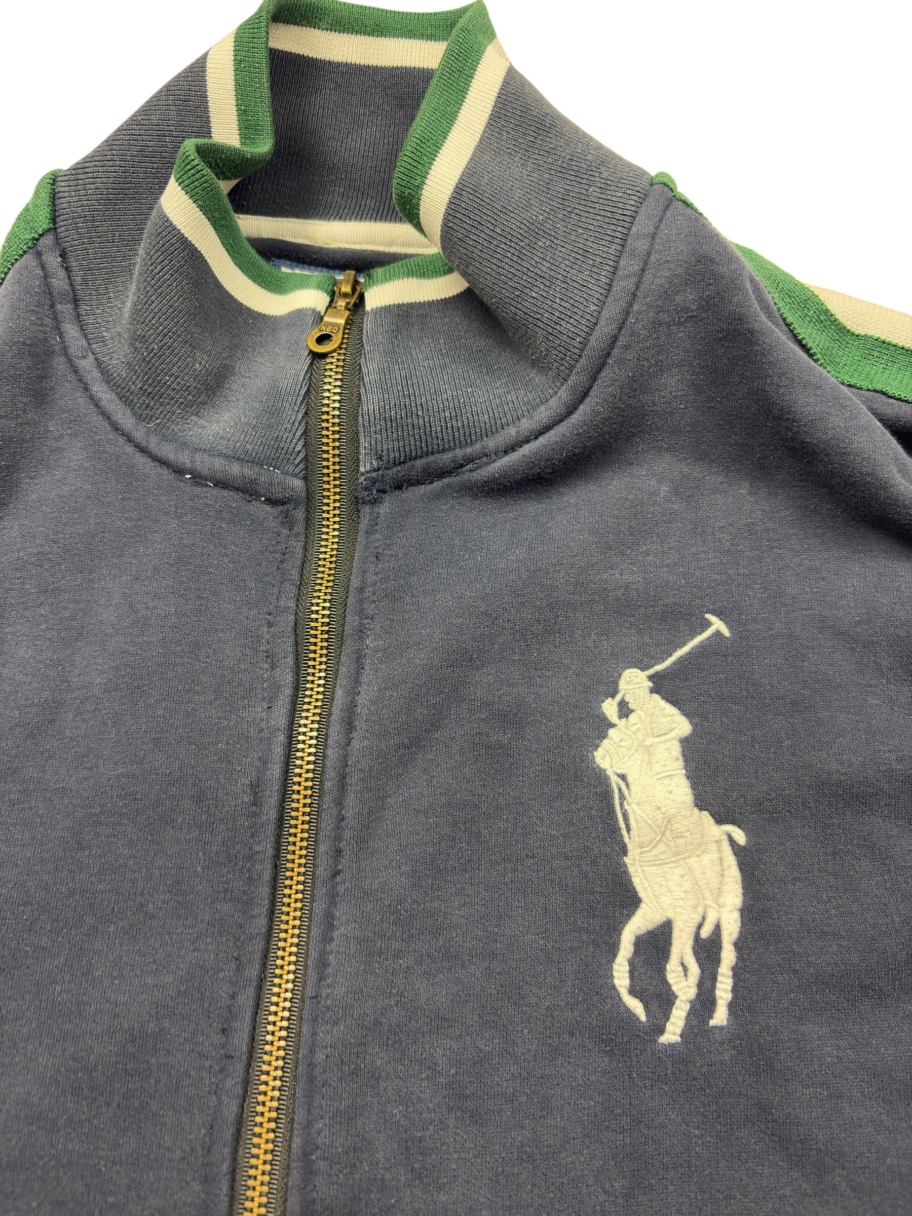 Großes weißes Big-Pony-Logo und goldfarbener Reißverschluss