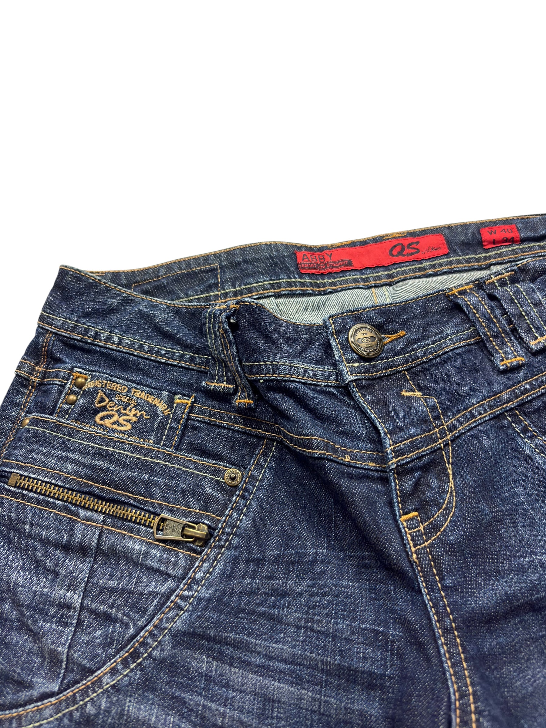 Reißverschlussfach, Kontrastnähte und QS-Markenlogo an der blauen Abby Jeans