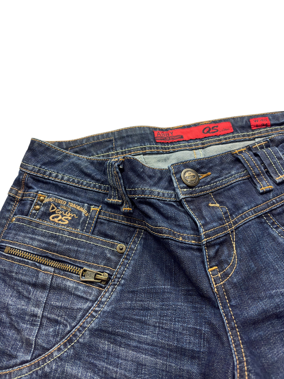 Reißverschlussfach, Kontrastnähte und QS-Markenlogo an der blauen Abby Jeans