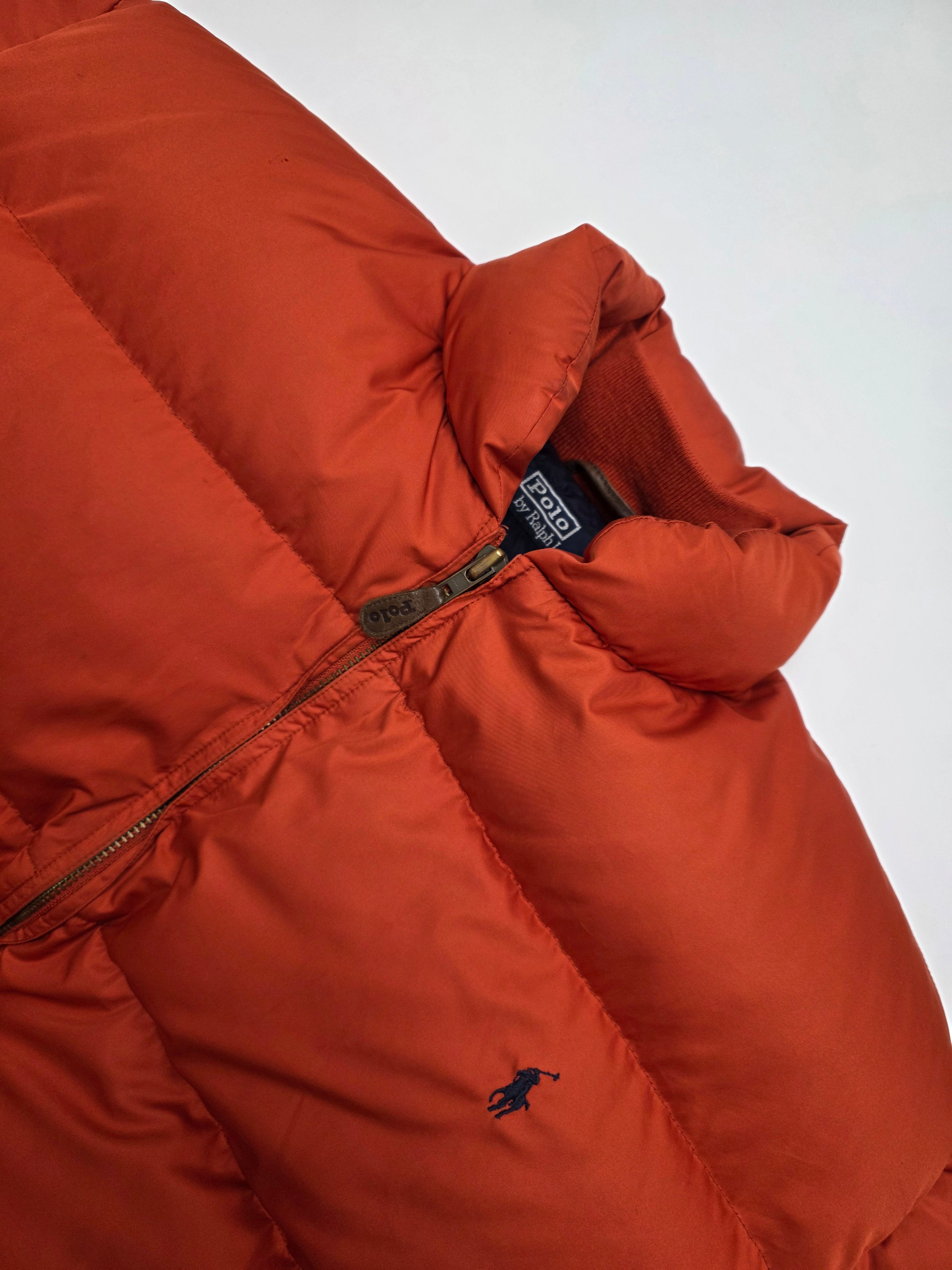 Detailaufnahme des Kragens einer Vintage Ralph Lauren Daunenjacke in Rostrot