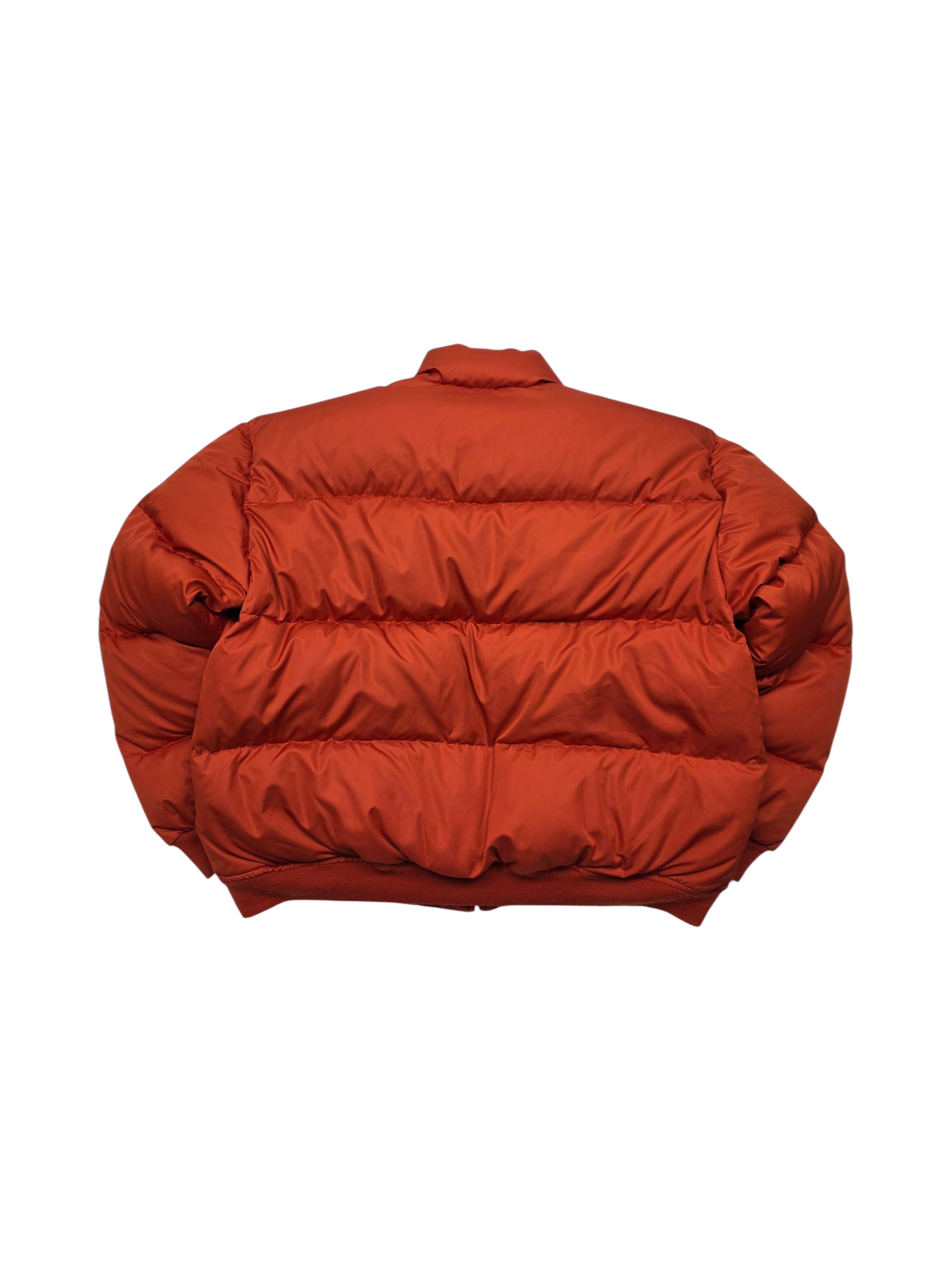 Rückansicht der Vintage Ralph Lauren Daunenjacke in Rostrot mit breiter Steppung