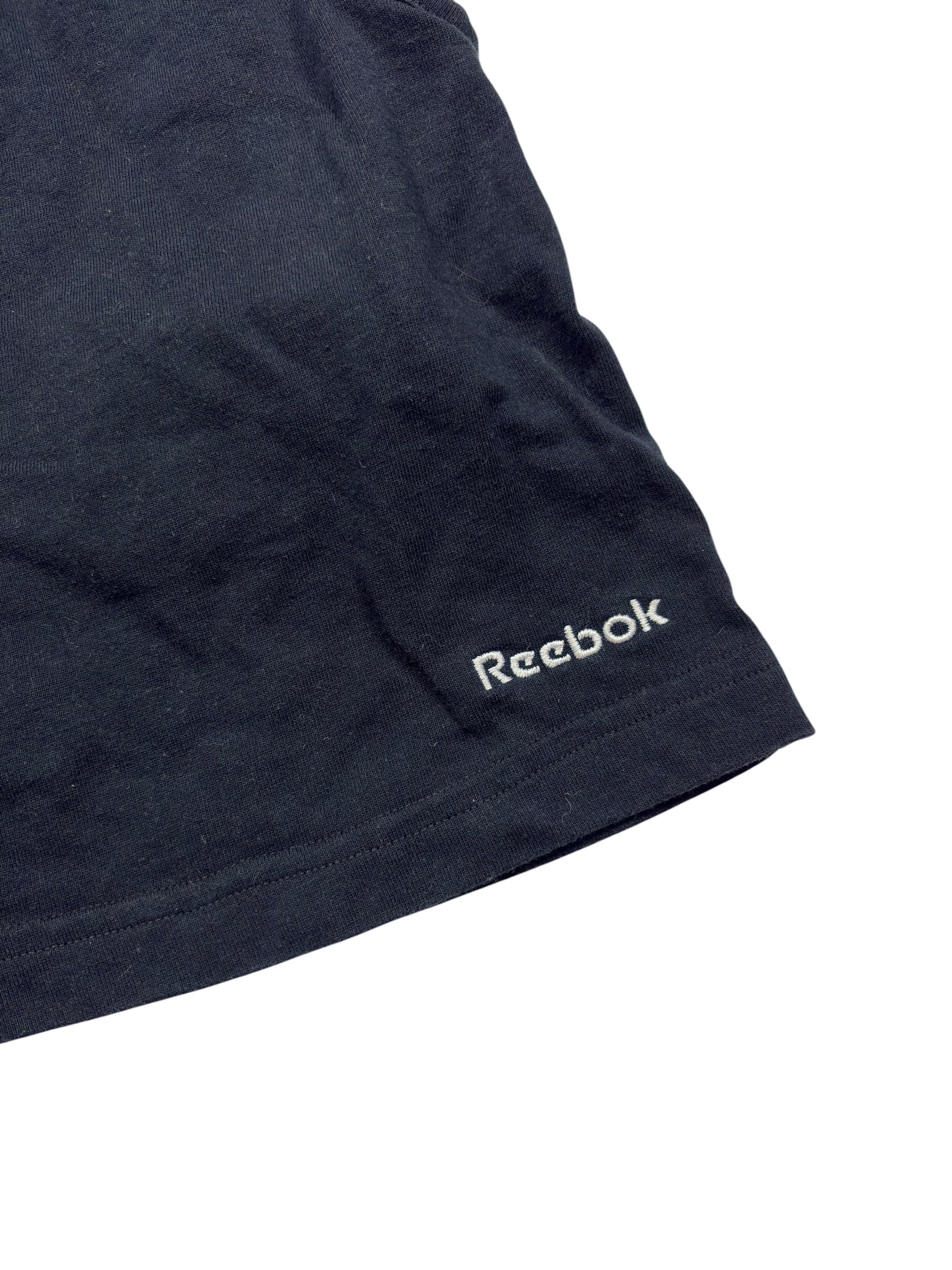 Kleiner weißer Reebok Logo-Stick am Bein der schwarzen Vintage Shorts