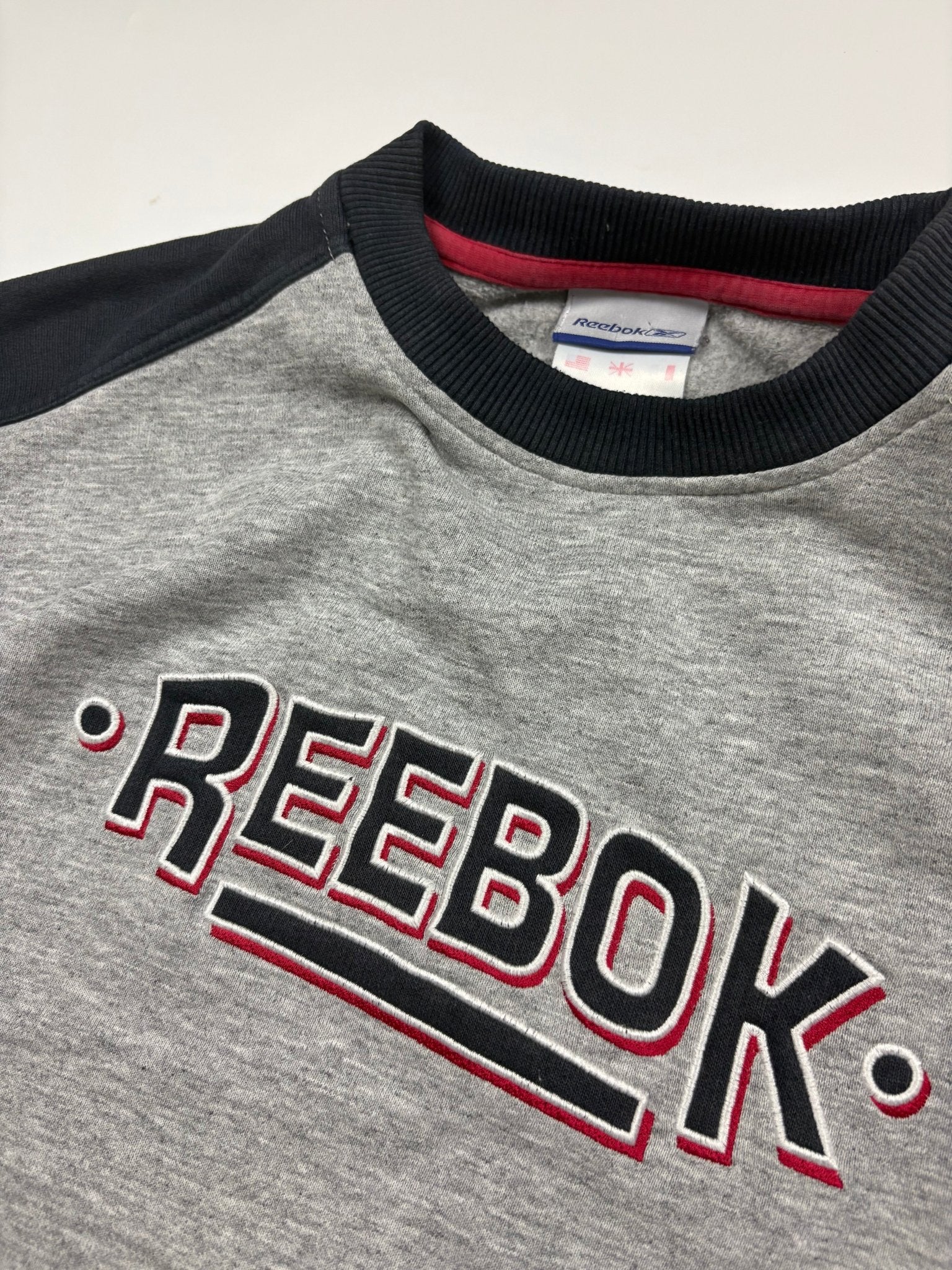 Reebok Spellout 90er Vintage Sweater – Grau/Navy (L) - PKeyVintage