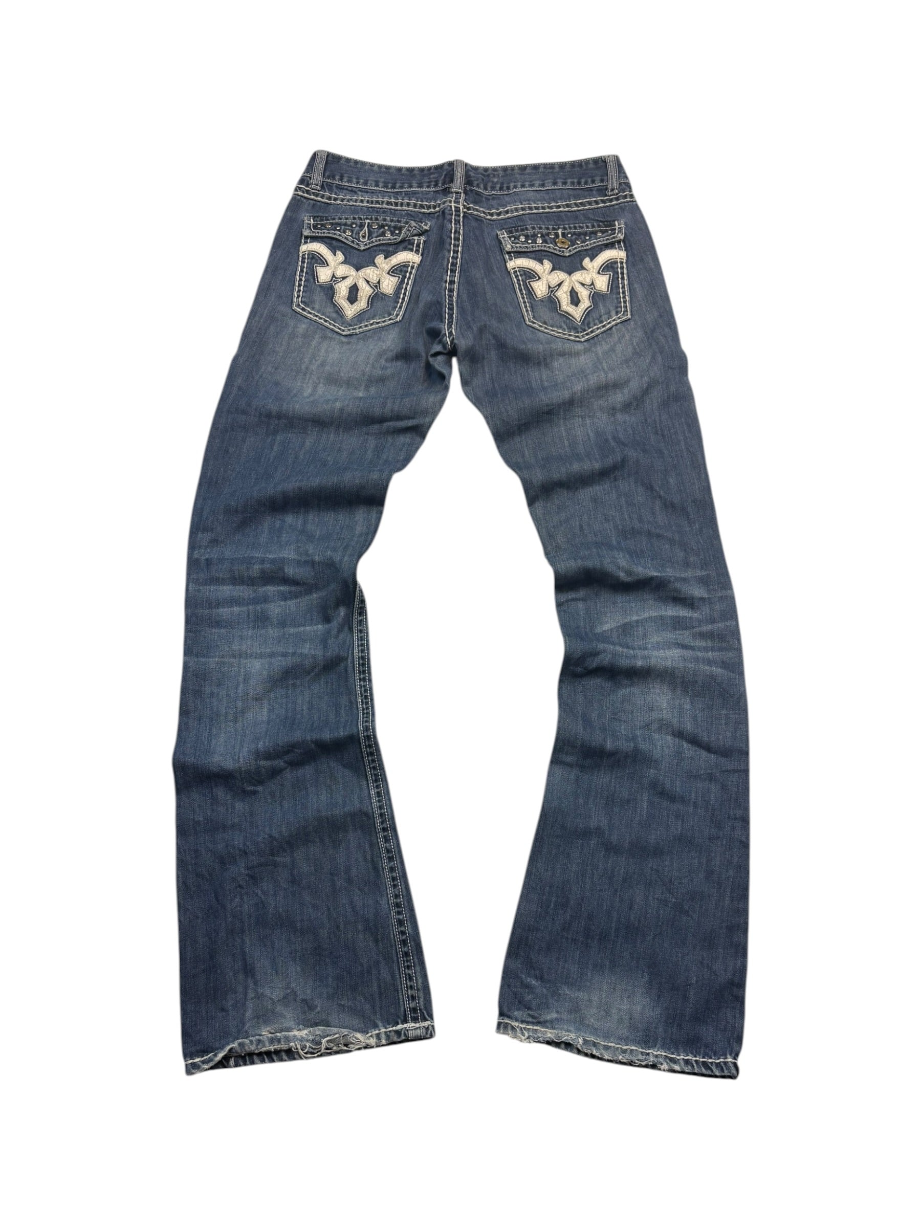 Rock Royalty Low Rise Jeans Größe 7 – Rückansicht mit cremefarbenen Appliqué-Pockets und vernieteten Flaps