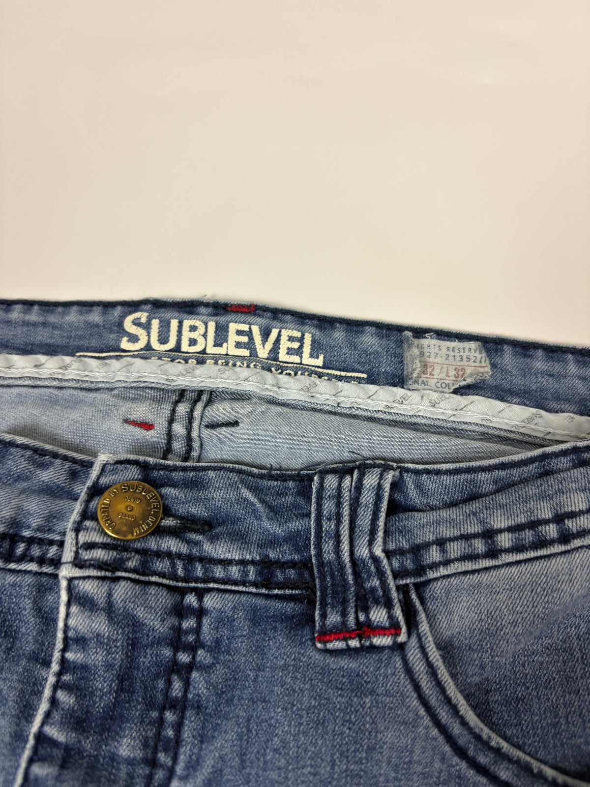 Sublevel Vintage Jeans – Bund und Markenlabel Detail