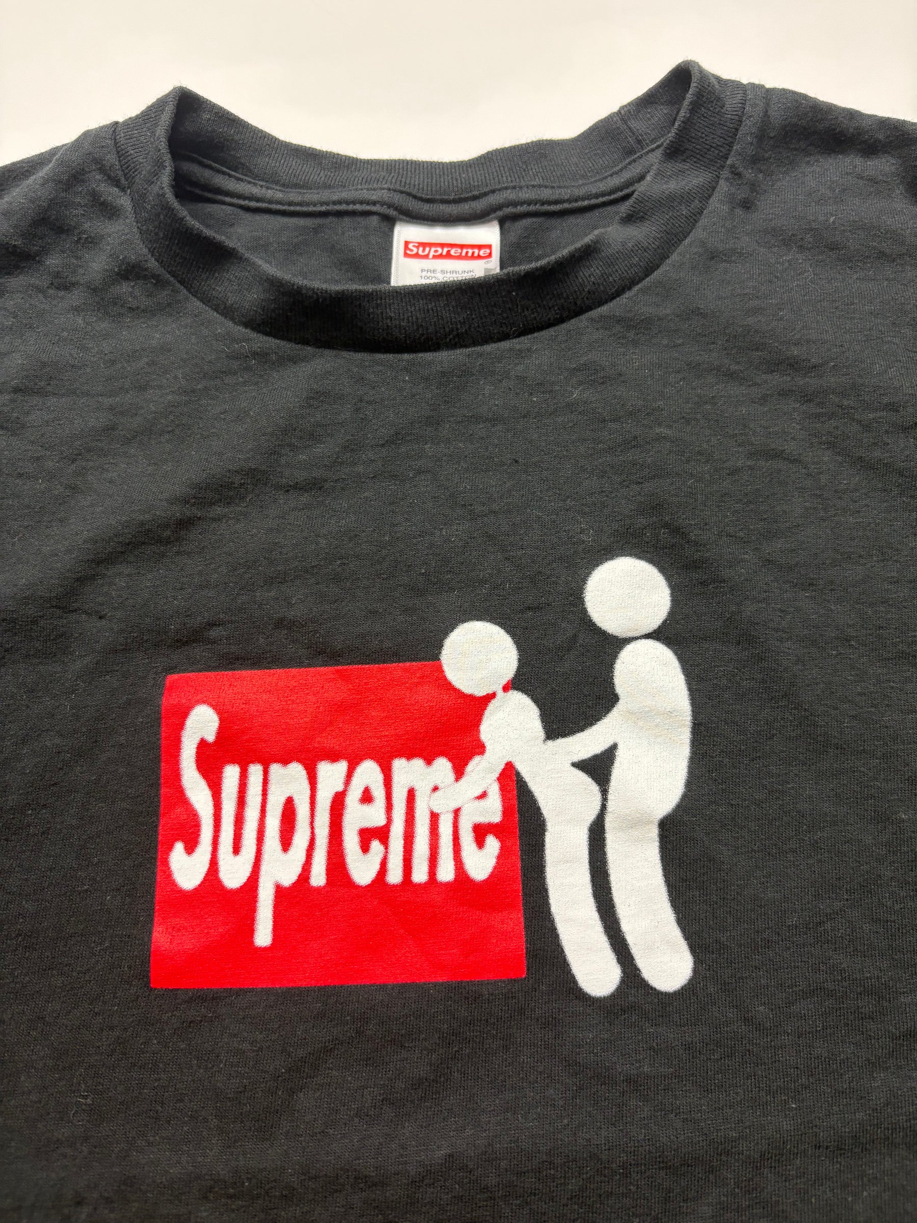 Roter Supreme Box Logo Print mit weißer Figuren-Grafik auf schwarzem T-Shirt