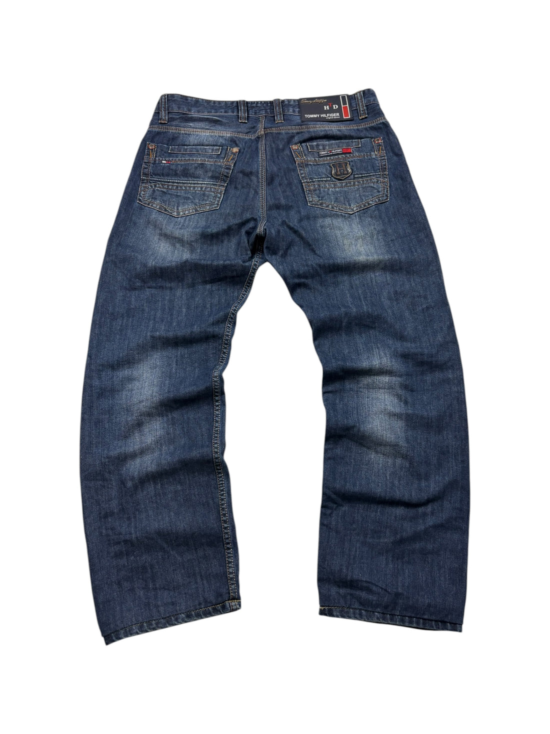 Tommy Hilfiger Jeans Blau Größe 33 – Rückansicht mit großem HTD-Patch und dekorierten Gesäßtaschen