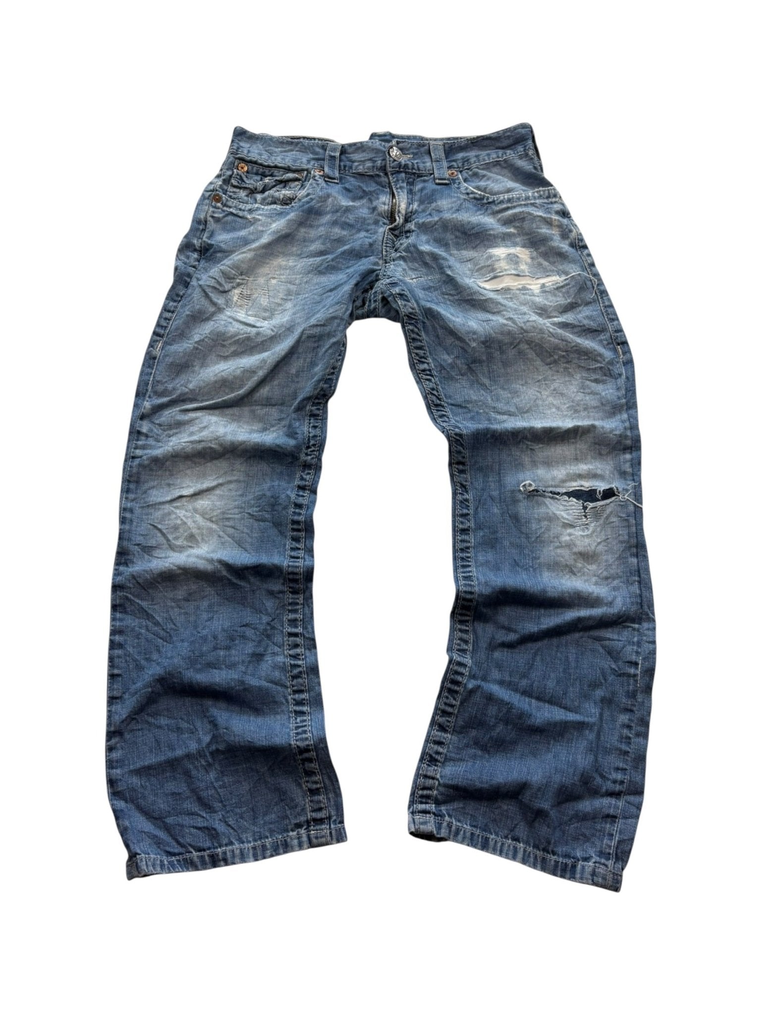 True Religion Jeans Frontansicht mit Used-Wash, Rissen und hellen Abrieben