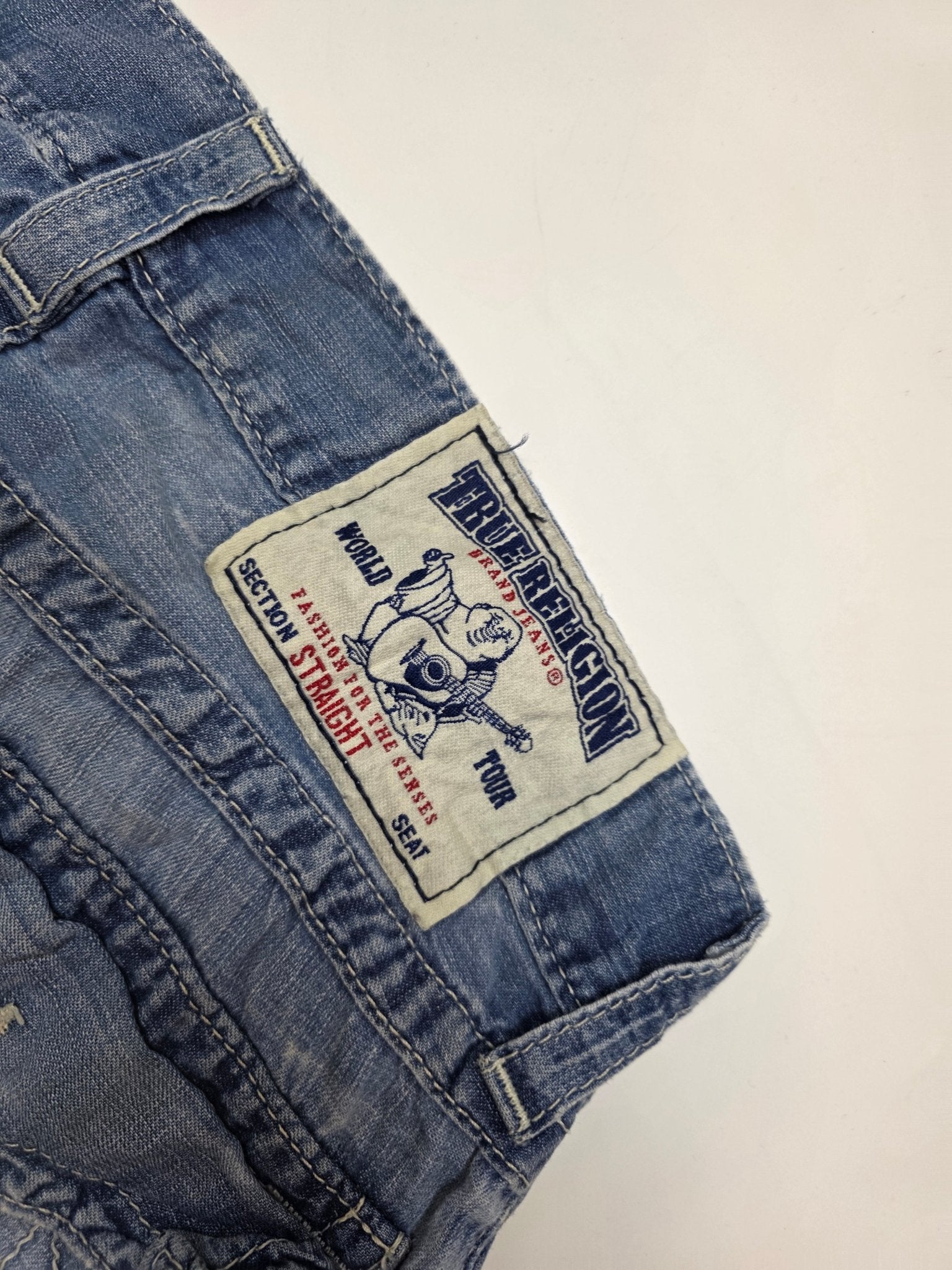True Religion Jeans World Tour Rückenpatch Nahaufnahme mit Section Straight Angabe
