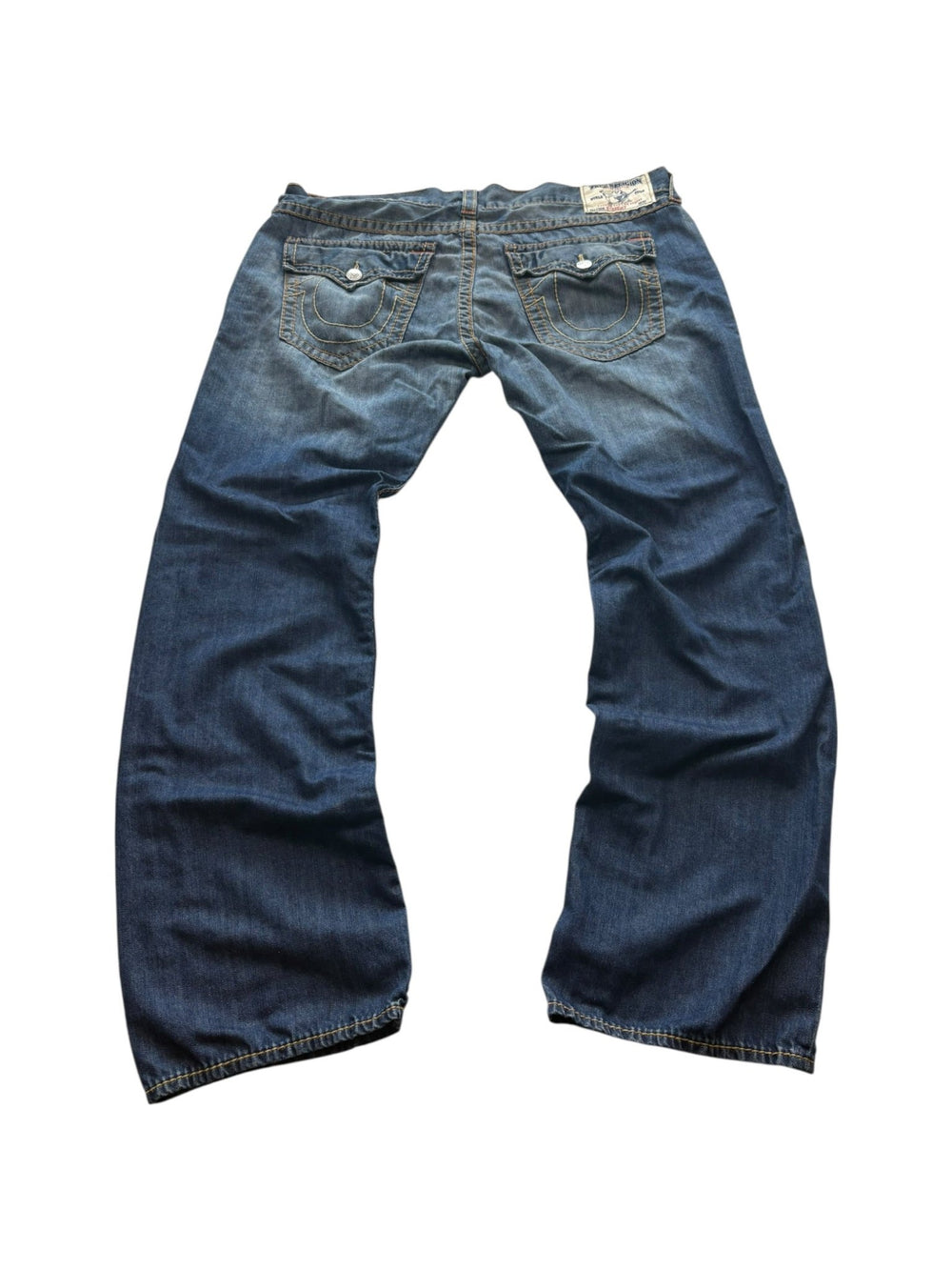True Religion Section Straight Vintage Jeans in Blau mit Flap Pockets, Horseshoe-Nähten und World Tour Rückenpatch