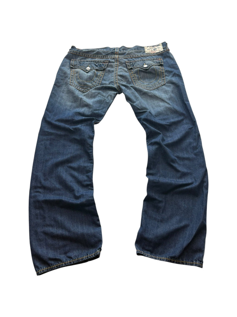 True Religion Section Straight Vintage Jeans in Blau mit Flap Pockets, Horseshoe-Nähten und World Tour Rückenpatch
