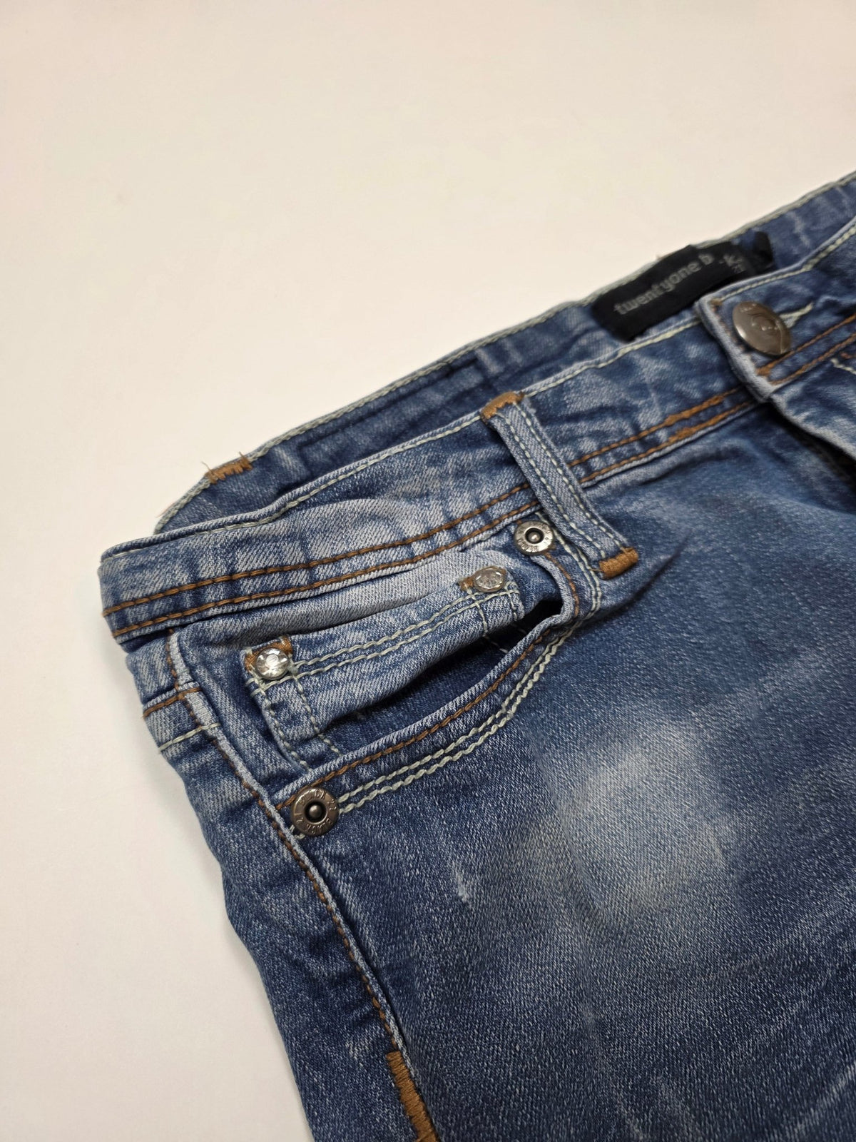 Twentyone Y2K Vintage Bootcut Jeans in Blau – Detailansicht 2