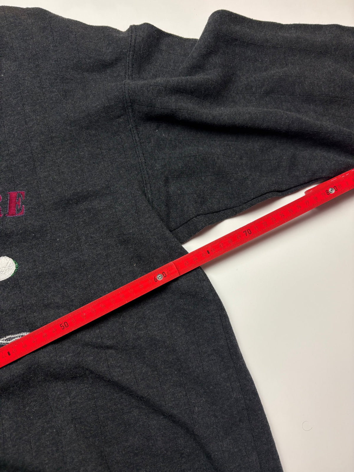 Vintage 90s Golf Strickpullover in Anthrazit – Messfoto mit Maßstab 2