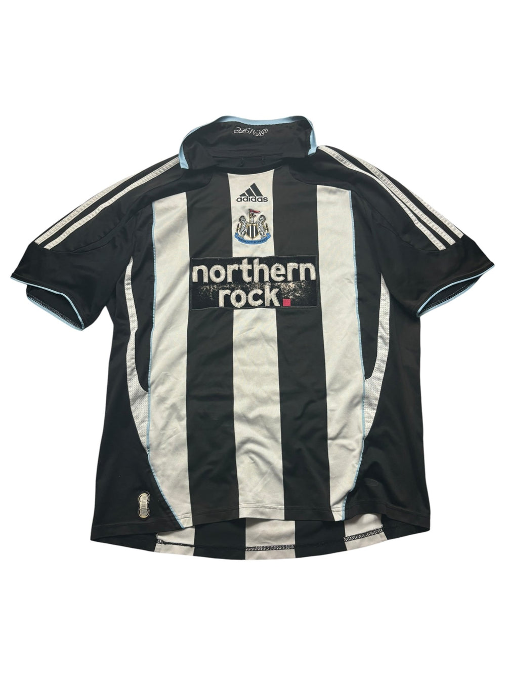 Adidas Newcastle United Vintage Trikot Frontansicht mit schwarz-weißen Streifen und Northern-Rock-Sponsor