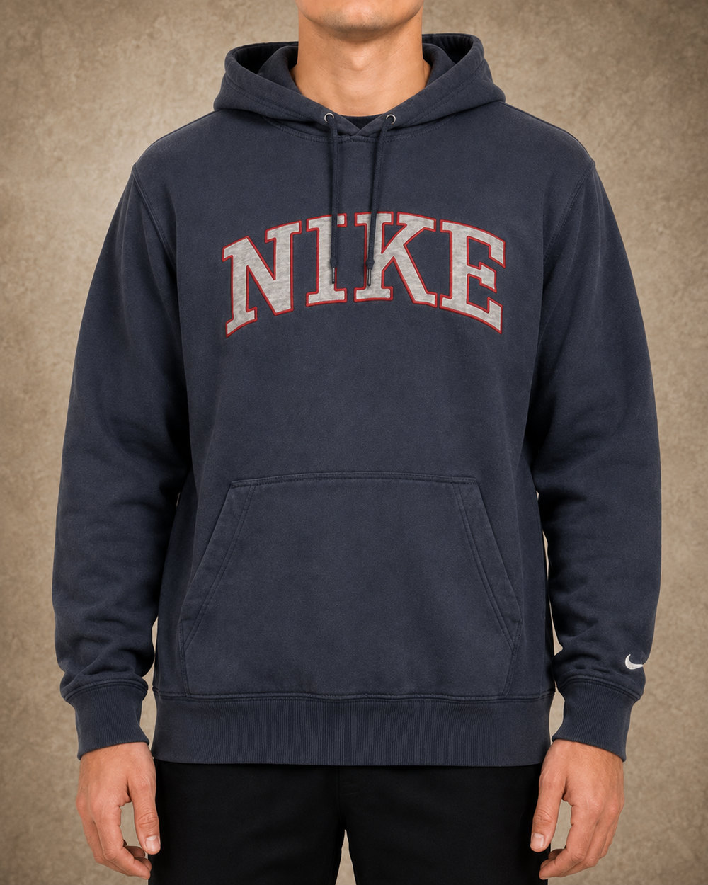 KI-generiertes Tragebeispiel des dunkelblauen Nike Collegiate Vintage Hoodies in Vorderansicht