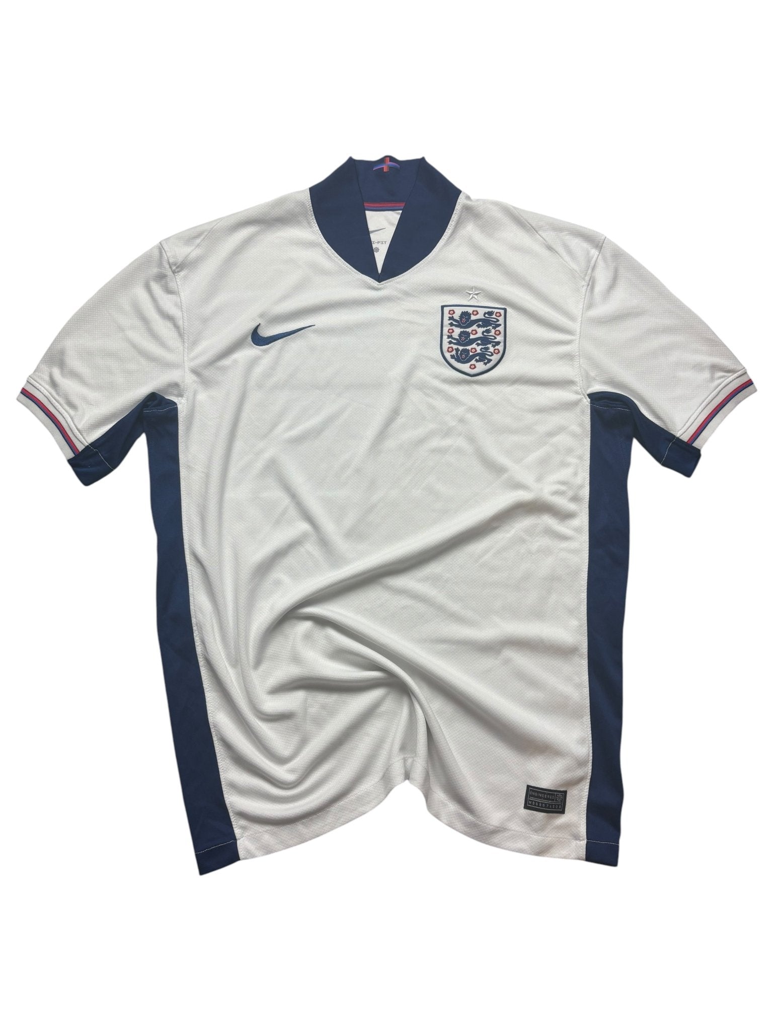Nike England Vintage Fußballtrikot in Weiß Frontansicht mit Three-Lions-Wappen und navy Seiteneinsätzen