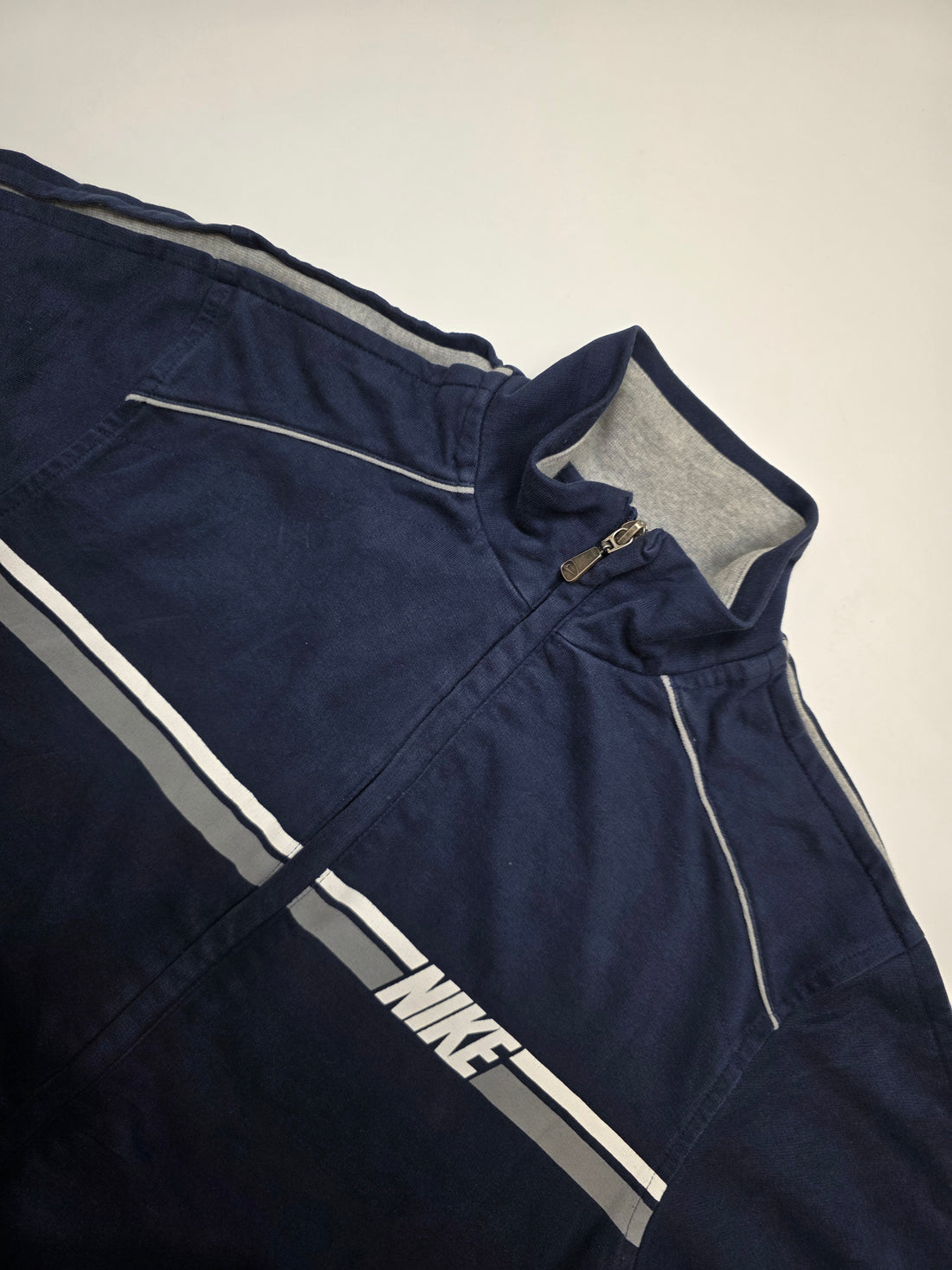 Vintage Nike Track Jacket Bruststreifen Navy Weiß Größe S – Frontansicht
