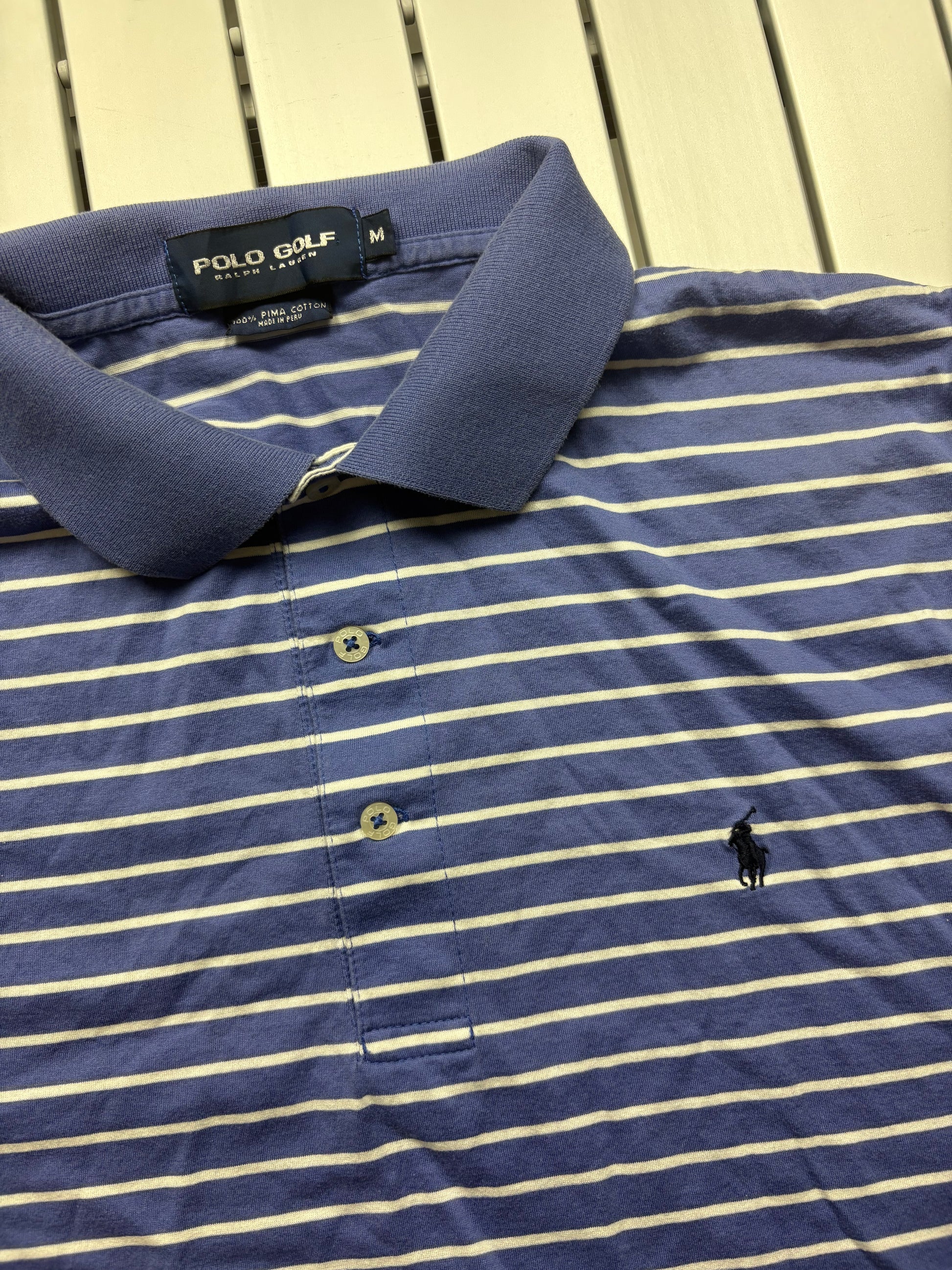 Polo Golf Ralph Lauren Poloshirt Detailansicht Kragen, Knopfleiste und Polo-Spieler-Stickerei auf gestreiftem Piqué