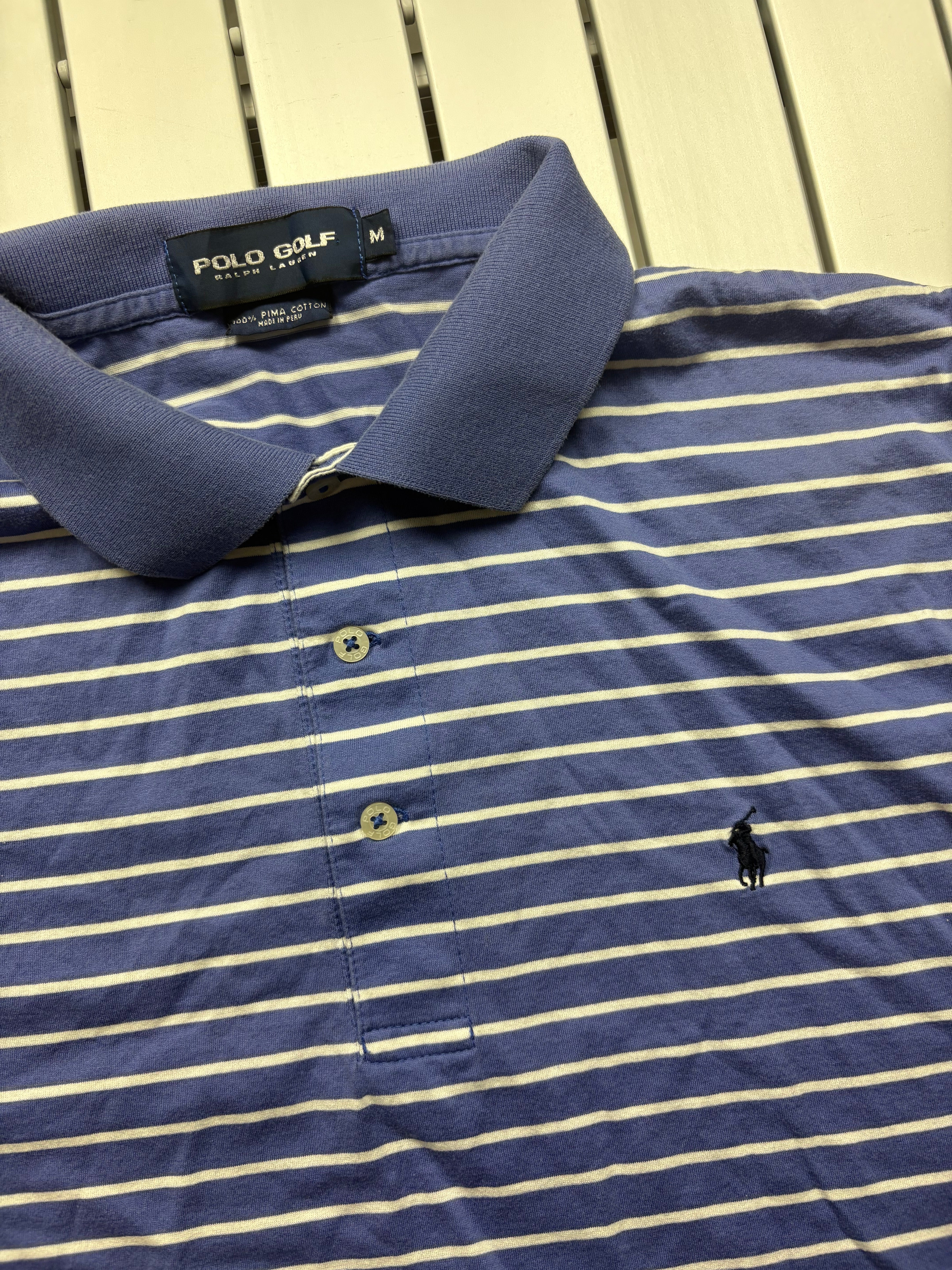 Polo Golf Ralph Lauren Poloshirt Detailansicht Kragen, Knopfleiste und Polo-Spieler-Stickerei auf gestreiftem Piqué