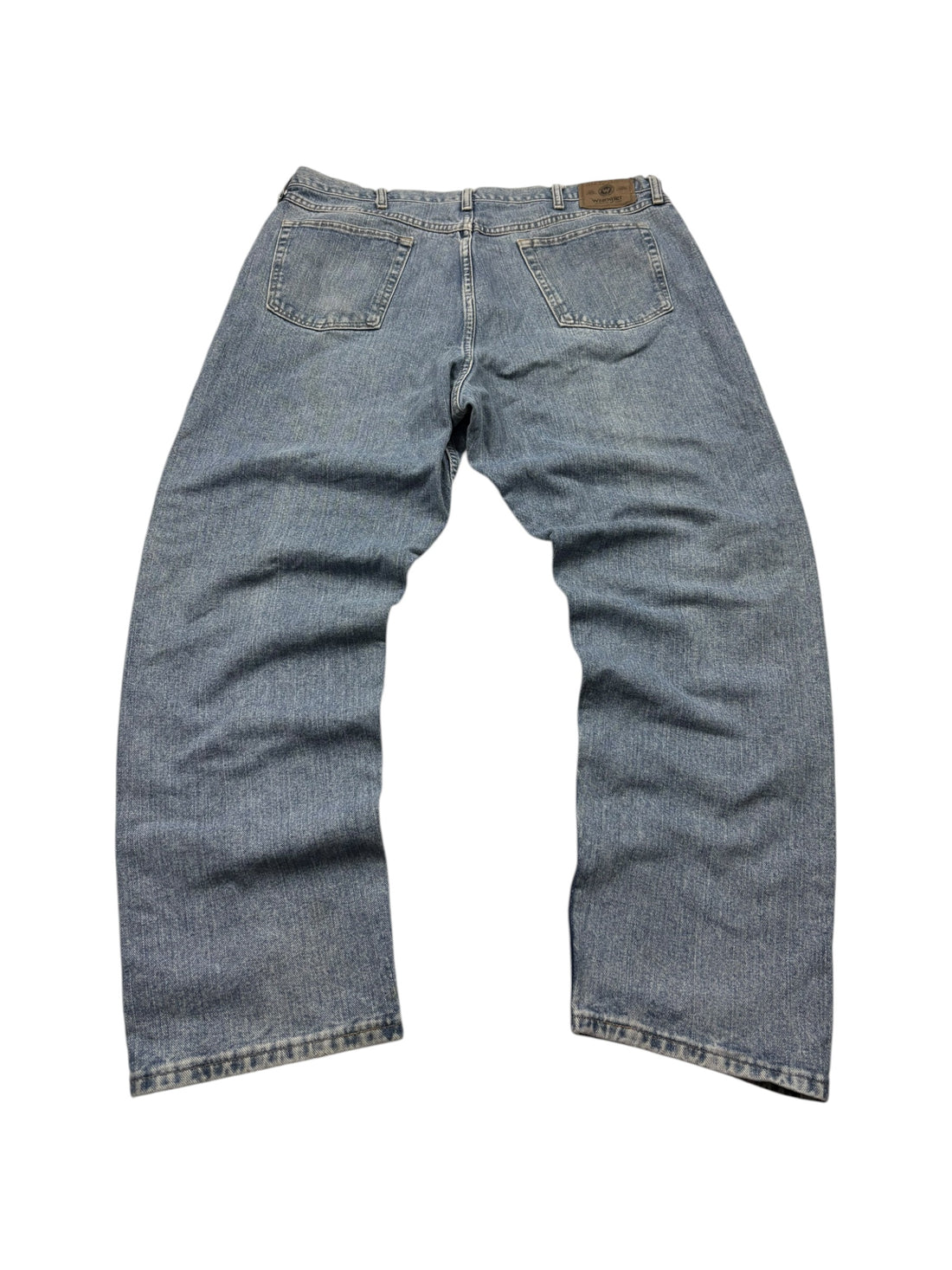 Wrangler Jeans Hellblau W40/L34 – Rückansicht mit braunem Lederpatch und cleanen Gesäßtaschen