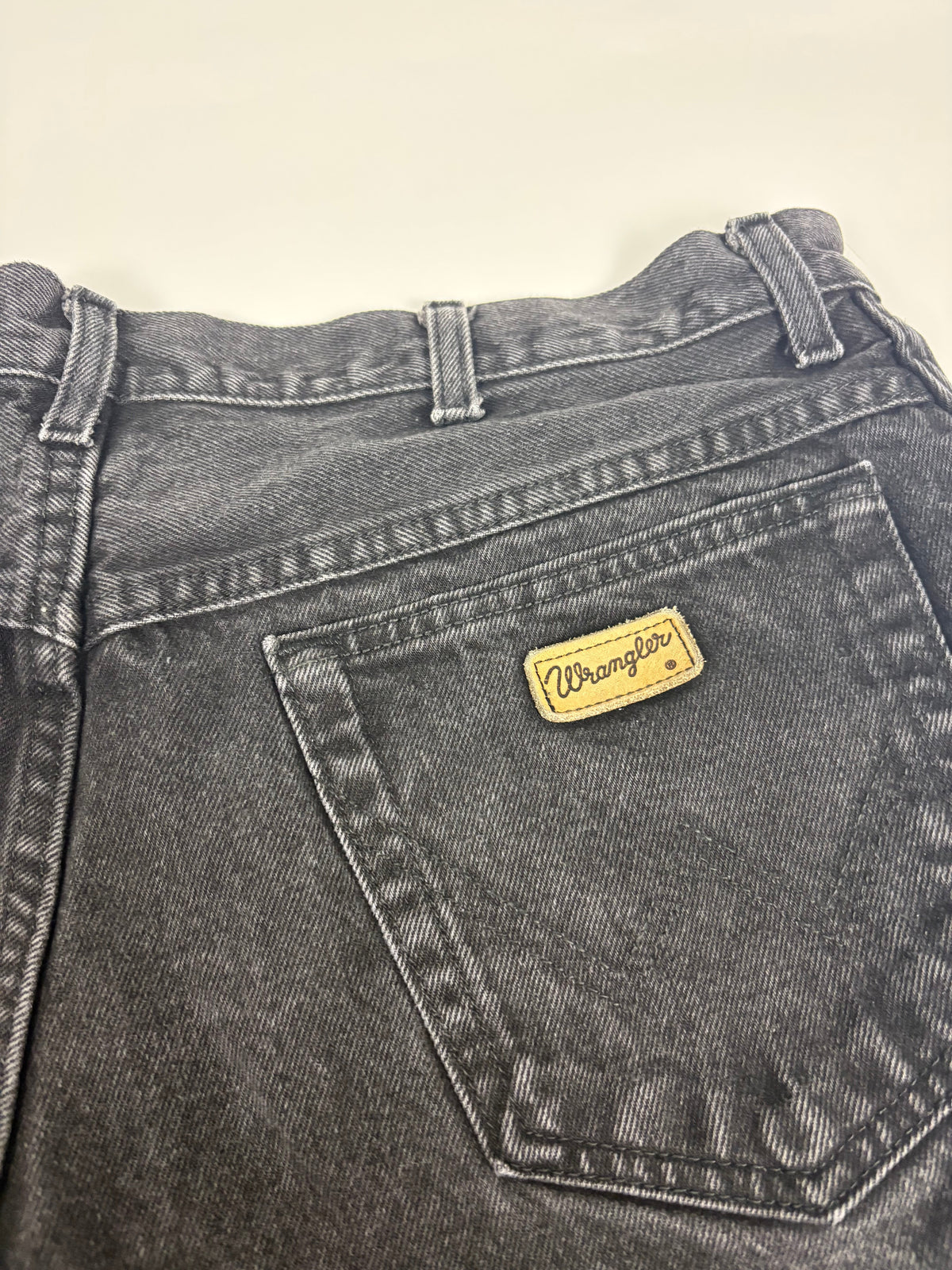 Wrangler Baggy Jeans – gelber Logo Patch und Gesäßtasche Detail
