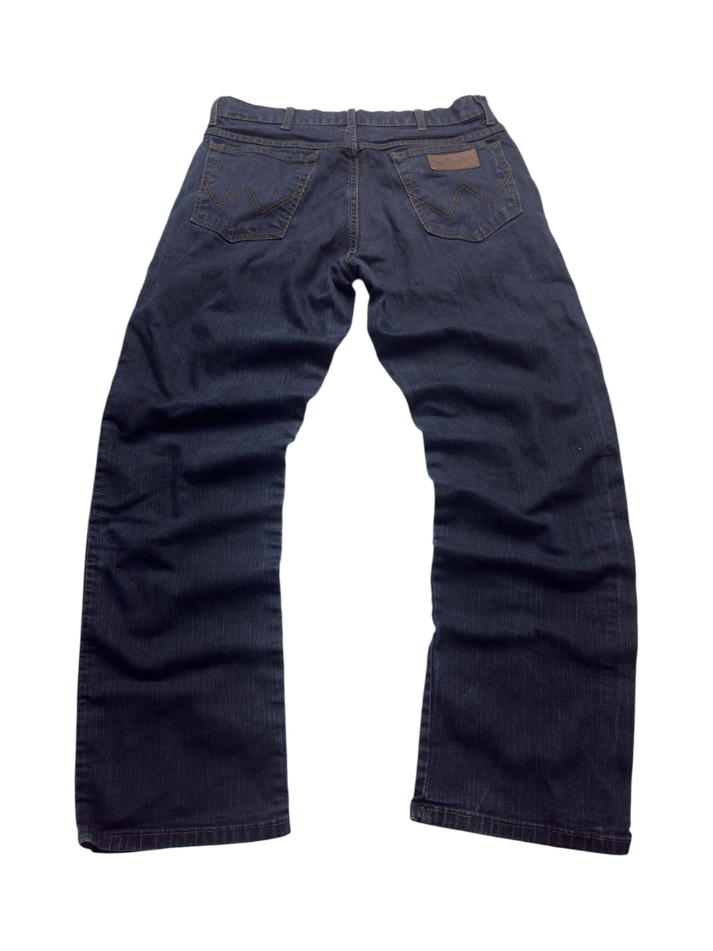 Dunkelblaue Wrangler Texas Stretch Vintage Jeans mit W-Nähten und Markenpatch, Rückansicht