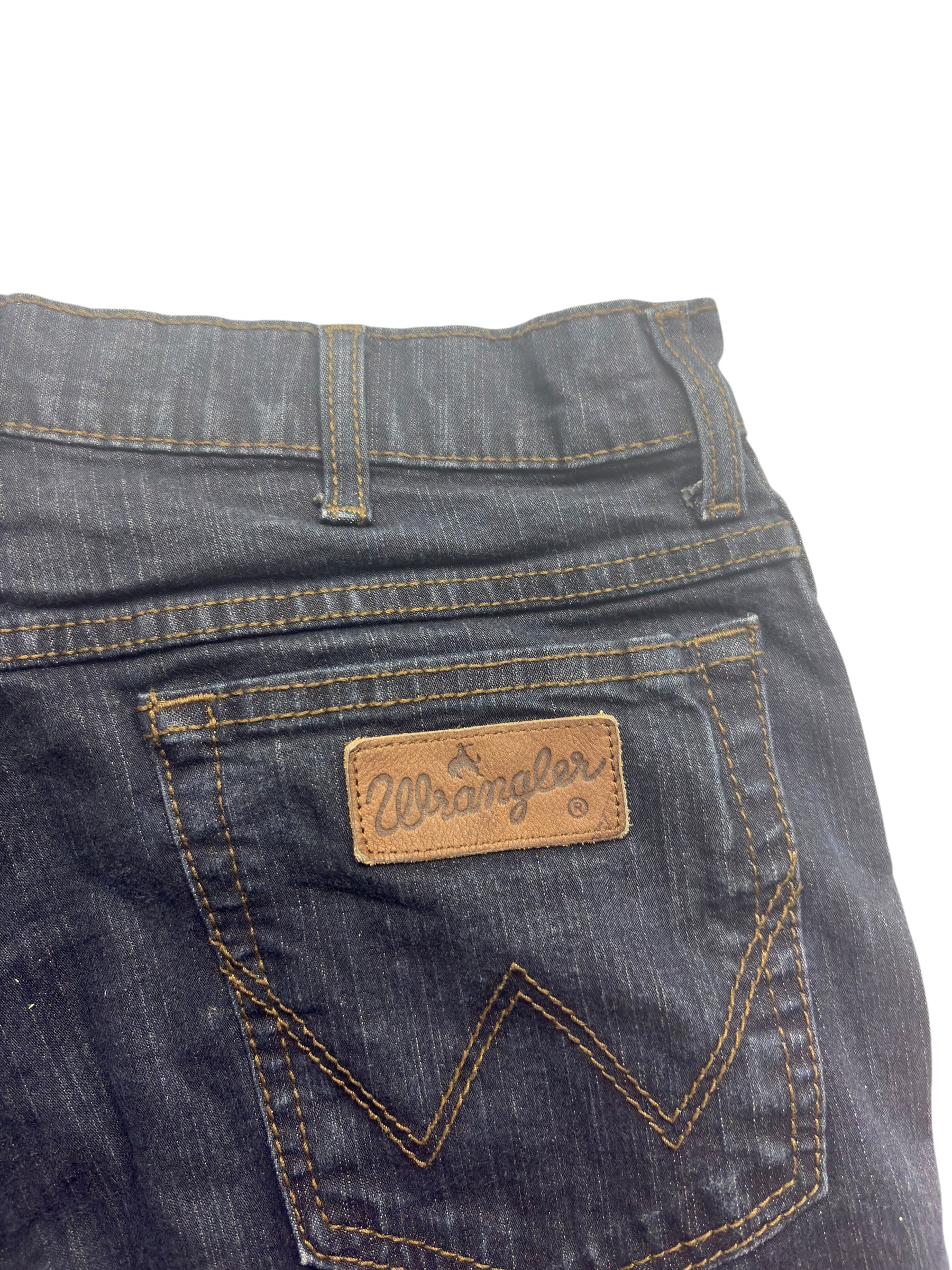 Wrangler W-Naht und brauner Markenpatch auf der Gesäßtasche der Texas Stretch Jeans