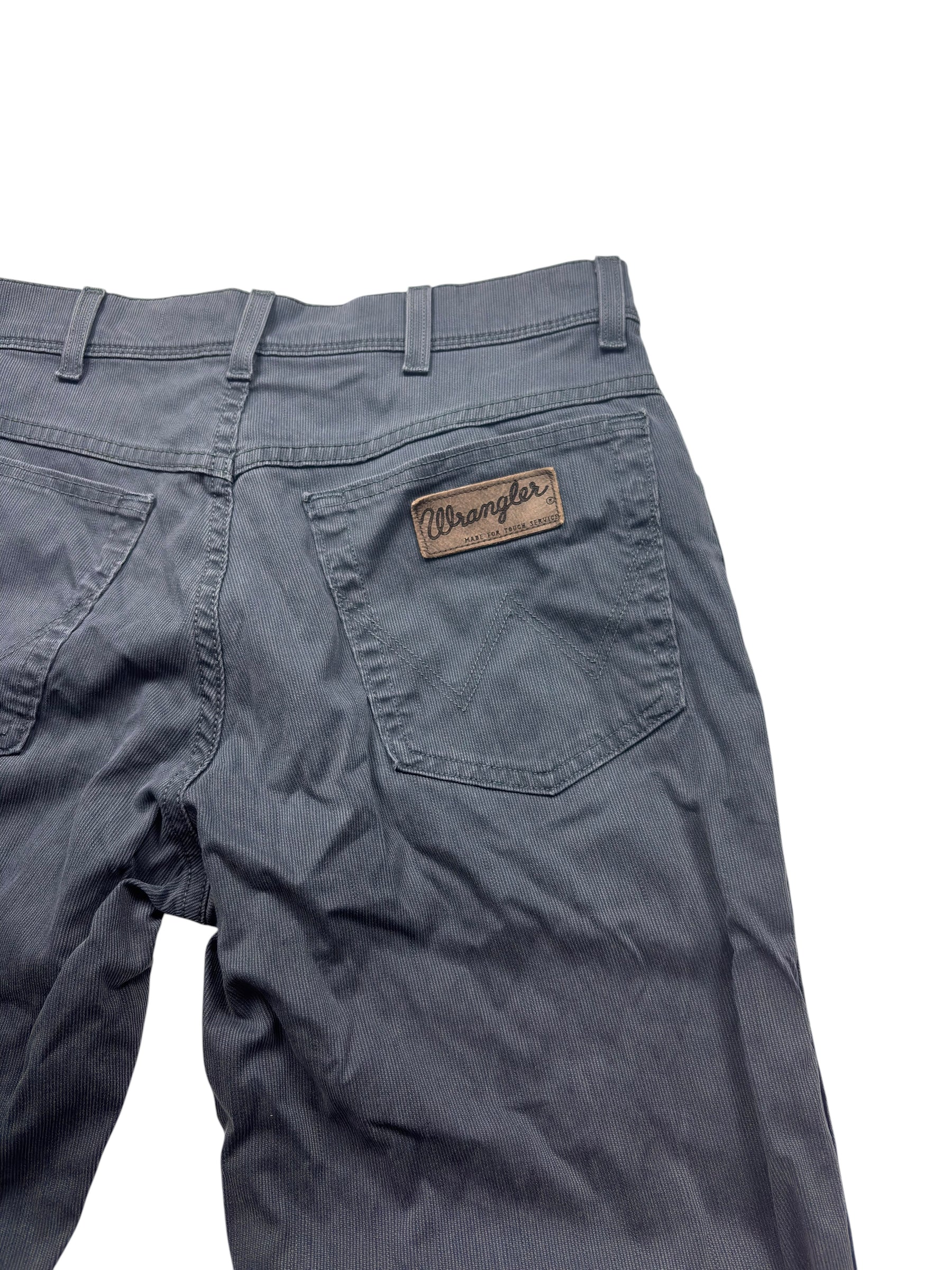Wrangler W-Naht und Markenpatch auf der Rückseite der Washed Black Vintage Jeans