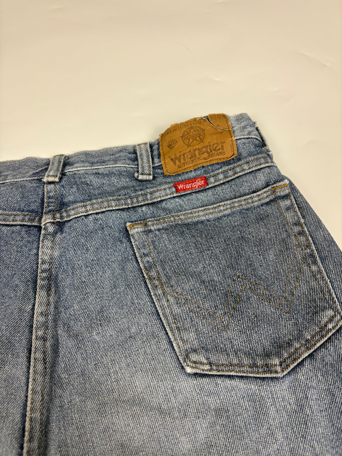 Wrangler Baggy Jeans – Lederpatch und Gesäßtasche Detail